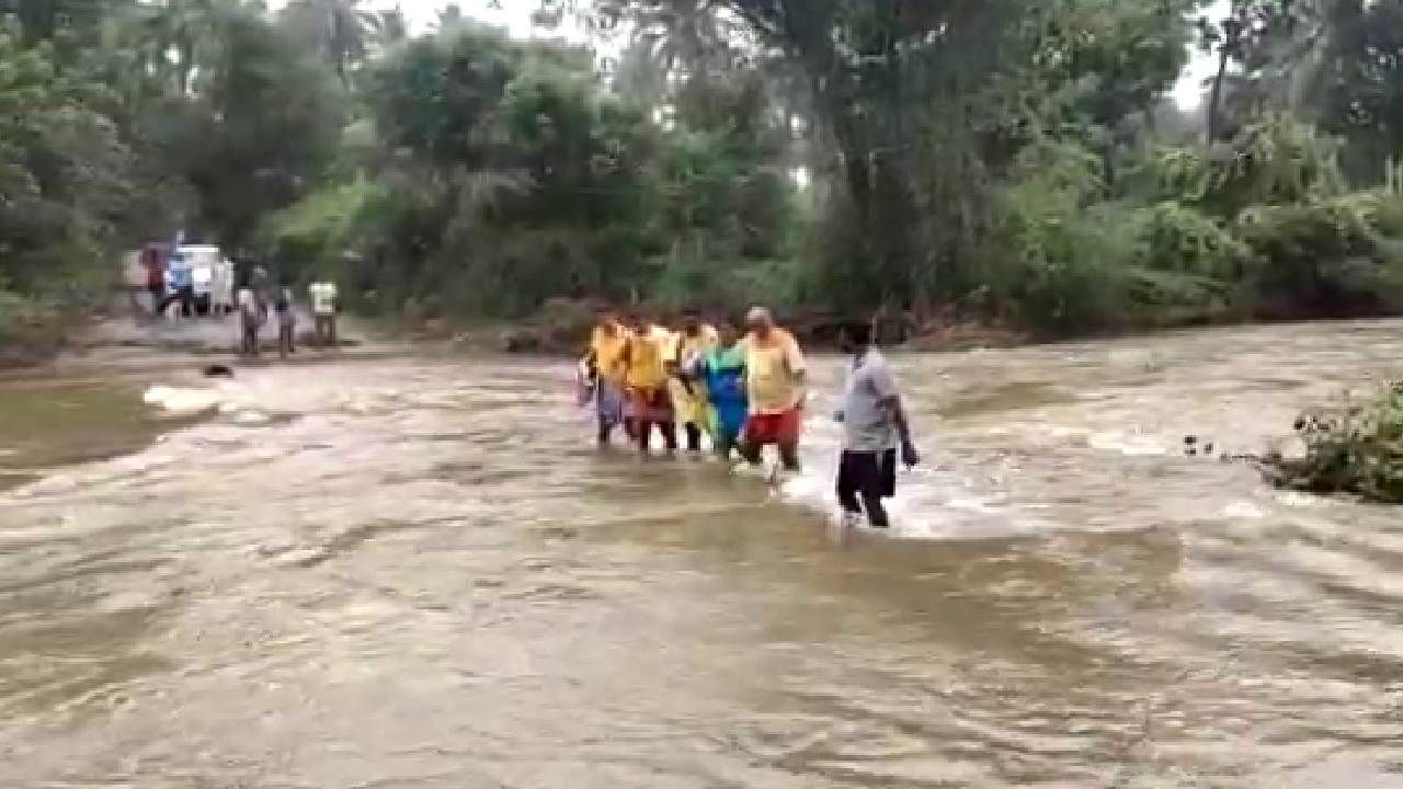ಮೈಸೂರಿನಿಂದ ತಿರುಪತಿ ಪಾದಯಾತ್ರೆ ಹೊರಟವರಿಗೆ ಸಮಸ್ಯೆ; ಕೆರೆಯಂತಾದ ಕನ್ನಿಕಪ್ಪಮ್ಮ ರಸ್ತೆಯಿಂದ ಅವಂತಾರ ಮೈಸೂರಿನಿಂದ ತಿರುಪತಿ ಪಾದಯಾತ್ರೆ ಹೊರಟವರಿಗೆ ಸಮಸ್ಯೆ; ಕೆರೆಯಂತಾದ ಕನ್ನಿಕಪ್ಪಮ್ಮ ರಸ್ತೆಯಿಂದ ಅವಂತಾರ