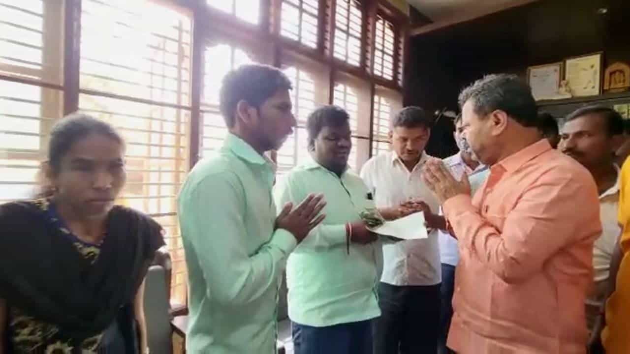 ಪುನೀತ್ ನಿಧನದ ಬಳಿಕ ಹೊಸ ಬದಲಾವಣೆಯತ್ತ ಶಾಸಕ ರೇಣುಕಾಚಾರ್ಯ; ಅಂಧ ವಿದ್ಯಾರ್ಥಿಗಳ ವಿದ್ಯಾಭ್ಯಾಸಕ್ಕೆ ನೆರವು ಪುನೀತ್ ನಿಧನದ ಬಳಿಕ ಹೊಸ ಬದಲಾವಣೆಯತ್ತ ಶಾಸಕ ರೇಣುಕಾಚಾರ್ಯ; ಅಂಧ ವಿದ್ಯಾರ್ಥಿಗಳ ವಿದ್ಯಾಭ್ಯಾಸಕ್ಕೆ ನೆರವು
