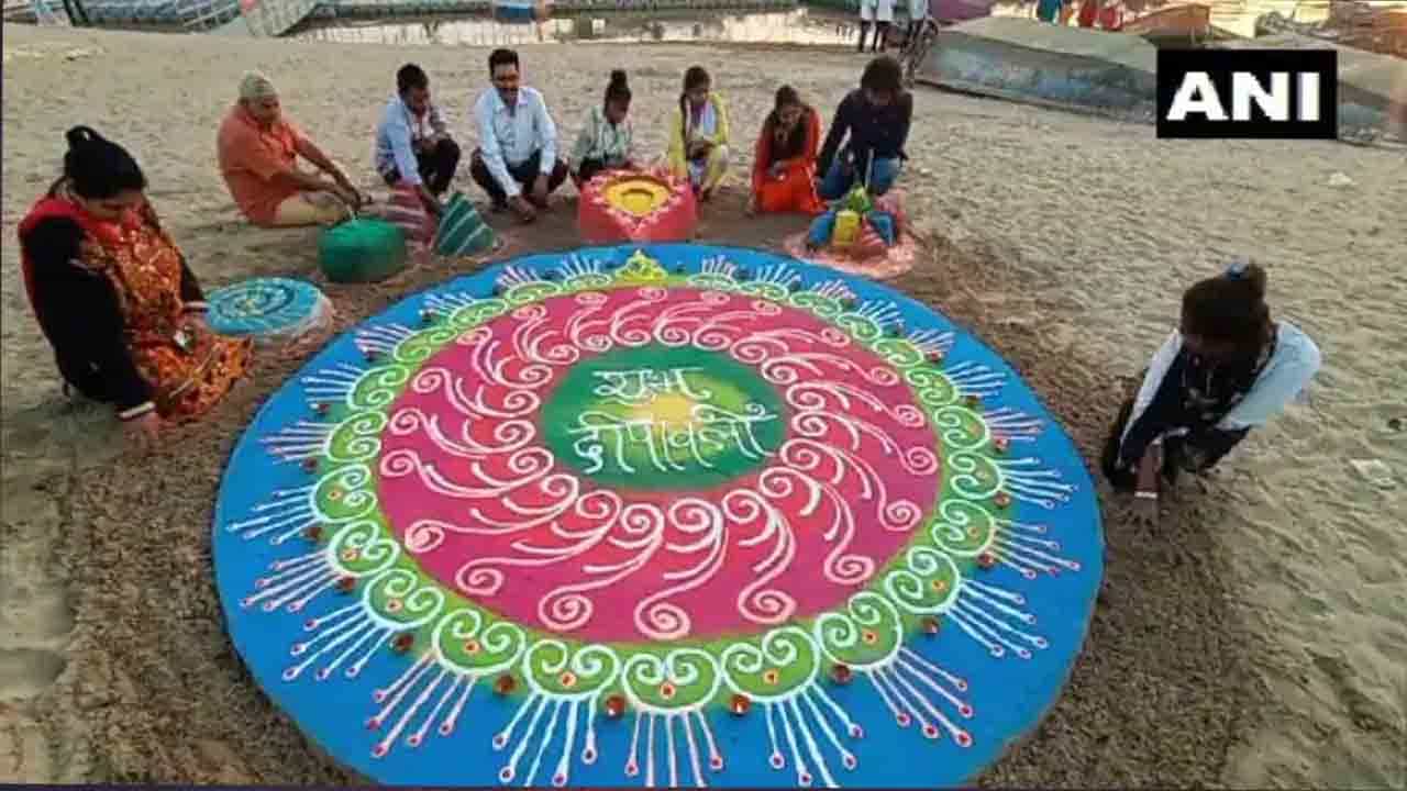 Deepavali 2021: ಪರಿಸರ ಸ್ನೇಹಿ ದೀಪಾವಳಿ ಆಚರಿಸಲು ಮರಳು ಕಲೆಯಲ್ಲಿ ರಂಗೋಲಿ ಚಿತ್ರಿಸಿದ ವಿದ್ಯಾರ್ಥಿಗಳು; ಫೋಟೊ ನೋಡಿ Deepavali 2021: ಪರಿಸರ ಸ್ನೇಹಿ ದೀಪಾವಳಿ ಆಚರಿಸಲು ಮರಳು ಕಲೆಯಲ್ಲಿ ರಂಗೋಲಿ ಚಿತ್ರಿಸಿದ ವಿದ್ಯಾರ್ಥಿಗಳು; ಫೋಟೊ ನೋಡಿ