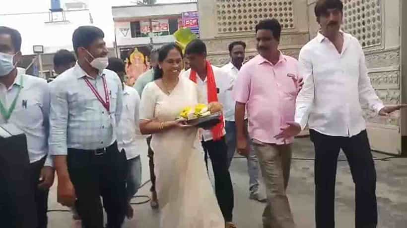 ಹಾನಗಲ್ ನೆಕ್ ಟು ನೆಕ್ ಫೈಟ್ ಇದೆ, ಯಾರು ಬೇಕಾದ್ರು ಗೆಲ್ಲಬಹುದು: ಹಾಸನಾಂಬೆ ದರ್ಶನ ಪಡೆದ ಕೇಂದ್ರ ಸಚಿವೆ ಶೋಭಾ ಕರಂದ್ಲಾಜೆ ಹೇಳಿಕೆ