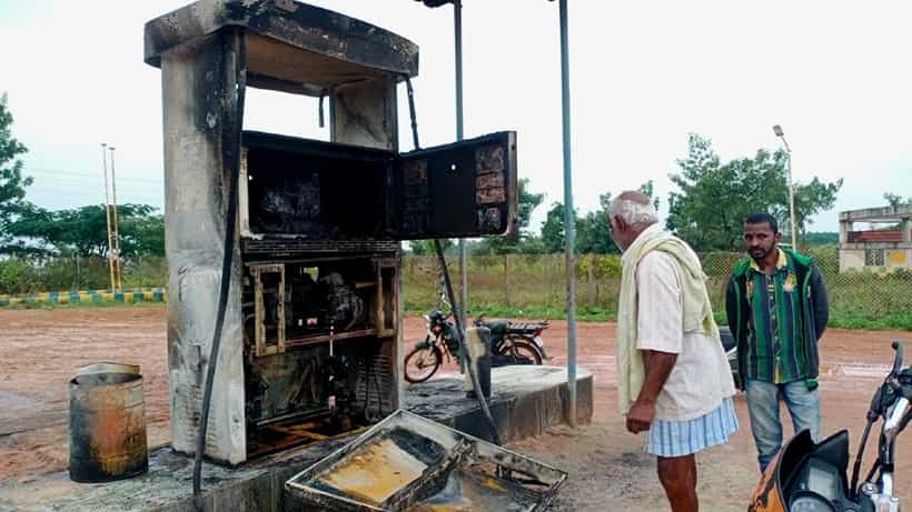 Sidlaghatta: ಶಿಡ್ಲಘಟ್ಟ ಬಳಿ ವಿದ್ಯುತ್ ಶಾರ್ಟ್ ಸರ್ಕ್ಯೂಟ್ನಿಂದ ಪೆಟ್ರೋಲ್ ಬಂಕ್ನಲ್ಲಿ ಪಂಪ್ ಮಾಡುವ ಯಂತ್ರಗಳು ಸುಟ್ಟು ಭಸ್ಮ