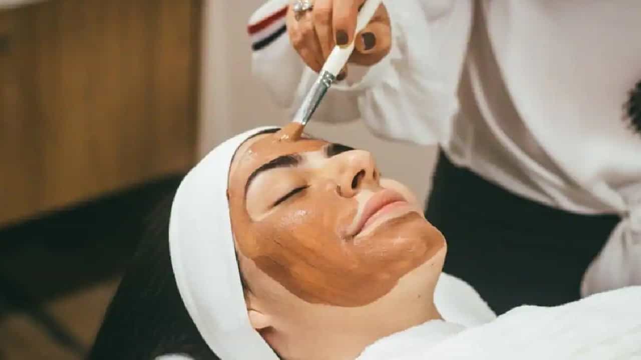 Skin care Tips: ಚಳಿಗಾಲದಲ್ಲಿ ನಿಮ್ಮ ಚರ್ಮದ ಕಾಳಜಿ ಹೇಗಿರಬೇಕು? ಈ 4 ಸಲಹೆಗಳು ನಿಮಗಾಗಿ Skin care Tips: ಚಳಿಗಾಲದಲ್ಲಿ ನಿಮ್ಮ ಚರ್ಮದ ಕಾಳಜಿ ಹೇಗಿರಬೇಕು? ಈ 4 ಸಲಹೆಗಳು ನಿಮಗಾಗಿ