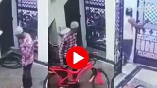 Viral Video: ಓಡಿ ಹೋಗದಂತೆ ಕೋತಿಯನ್ನು ಹಿಡಿದು ನಿಂತ ವ್ಯಕ್ತಿಗೆ ಏನಾಯ್ತು ನೋಡಿ; ವಿಡಿಯೊ ವೈರಲ್