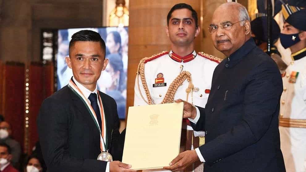Sunil Chhetri: ಸೂಪರ್ಸ್ಟಾರ್ ಆದ ನಿಮ್ಮೆಲ್ಲರಿಂದಲೇ! ಖೇಲ್ ರತ್ನ ಪ್ರಶಸ್ತಿ ಸ್ವೀಕರಿಸಿದ ಬಳಿಕ ಭಾವುಕರಾದ ಸುನಿಲ್ ಛೆಟ್ರಿ Sunil Chhetri: ಸೂಪರ್ಸ್ಟಾರ್ ಆದ ನಿಮ್ಮೆಲ್ಲರಿಂದಲೇ! ಖೇಲ್ ರತ್ನ ಪ್ರಶಸ್ತಿ ಸ್ವೀಕರಿಸಿದ ಬಳಿಕ ಭಾವುಕರಾದ ಸುನಿಲ್ ಛೆಟ್ರಿ