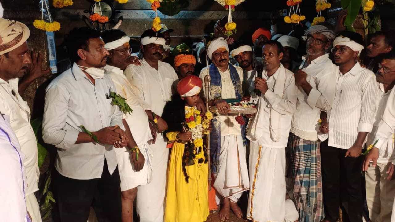 11 ವರ್ಷದ ಬಾಲಕನಿಗೆ ಉಚ್ಚಂಗೆಮ್ಮನ ರುಂಡ ಮಾಲೆ ಪಟ್ಟಾಭಿಷೇಕ; 60 ವರ್ಷದ ಬಳಿಕ ನಡೆದ ಅಪರೂಪದ ಕಾರ್ಯಕ್ರಮ 11 ವರ್ಷದ ಬಾಲಕನಿಗೆ ಉಚ್ಚಂಗೆಮ್ಮನ ರುಂಡ ಮಾಲೆ ಪಟ್ಟಾಭಿಷೇಕ; 60 ವರ್ಷದ ಬಳಿಕ ನಡೆದ ಅಪರೂಪದ ಕಾರ್ಯಕ್ರಮ