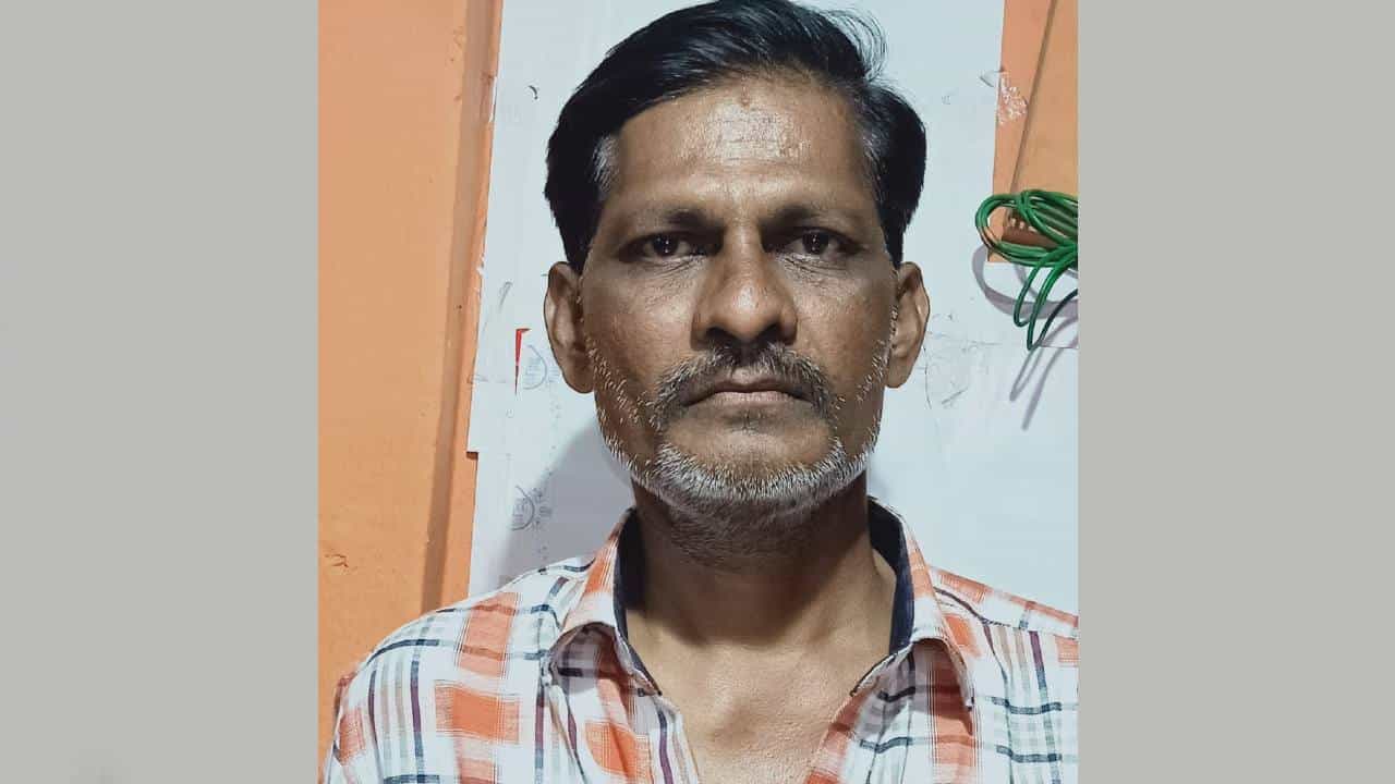 ಬೀದರ್: ತಲೆಗೆ ಹಾಗೂ ಮರ್ಮಾಂಗಕ್ಕೆ ಕಲ್ಲಿನಿಂದ ಜಜ್ಜಿ ಪ್ರಾಥಮಿಕ ಶಾಲೆಯ ಶಿಕ್ಷಕನ ಕೊಲೆ ಬೀದರ್: ತಲೆಗೆ ಹಾಗೂ ಮರ್ಮಾಂಗಕ್ಕೆ ಕಲ್ಲಿನಿಂದ ಜಜ್ಜಿ ಪ್ರಾಥಮಿಕ ಶಾಲೆಯ ಶಿಕ್ಷಕನ ಕೊಲೆ