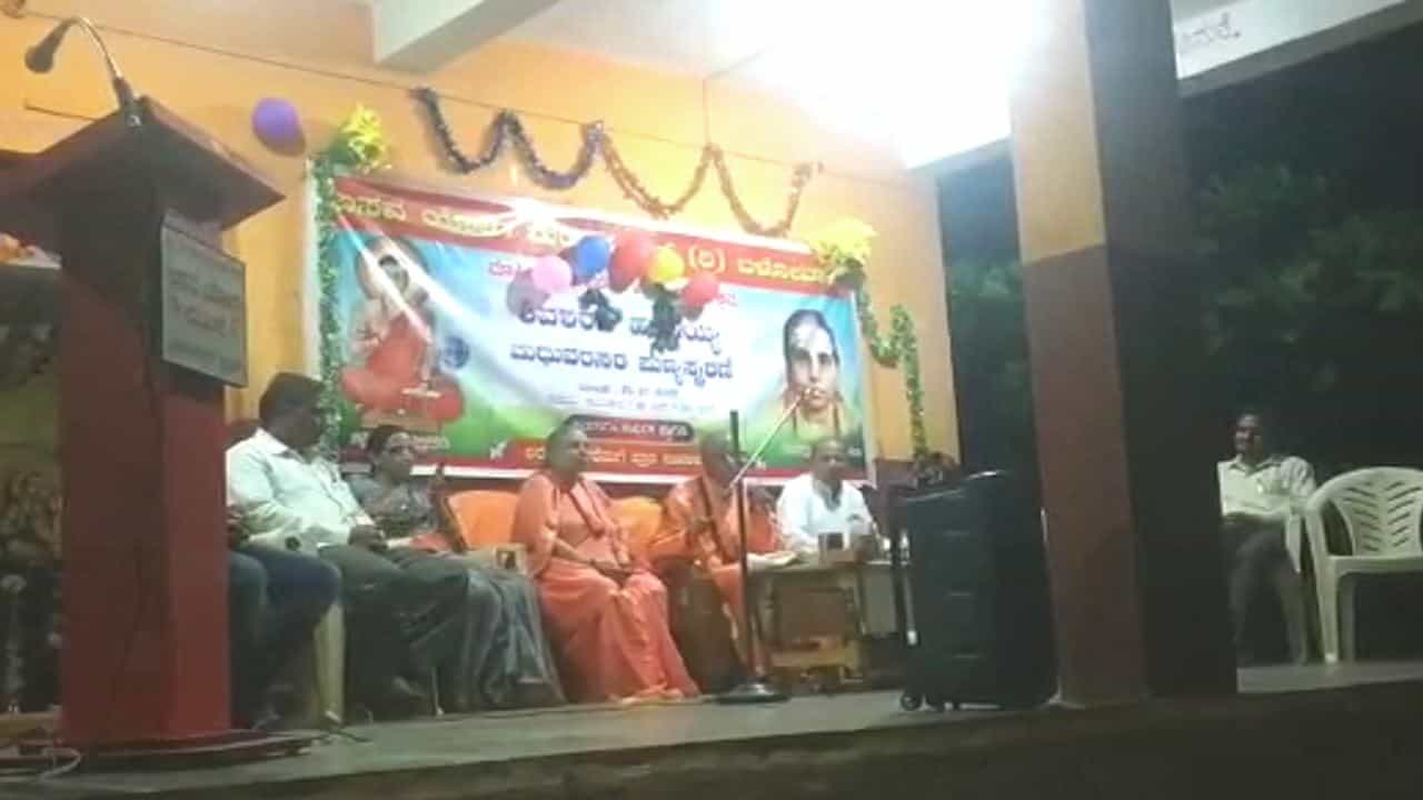 ತೀವ್ರ ಹೃದಯಾಘಾತ: ಜನ್ಮದಿನ ಪ್ರವಚನ ಮಾಡುತ್ತಲೇ ಜೀವ ಬಿಟ್ಟ ಸ್ವಾಮೀಜಿ, ಮೊಬೈಲ್ ನಲ್ಲಿ ಸೆರೆ ತೀವ್ರ ಹೃದಯಾಘಾತ: ಜನ್ಮದಿನ ಪ್ರವಚನ ಮಾಡುತ್ತಲೇ ಜೀವ ಬಿಟ್ಟ ಸ್ವಾಮೀಜಿ, ಮೊಬೈಲ್ ನಲ್ಲಿ ಸೆರೆ