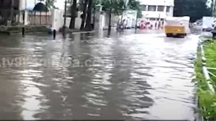 ಬಂಗಾಳ ಕೊಲ್ಲಿ ಮೇಲೆ ವಾಯುಭಾರ ಕುಸಿತ, ಭಾರಿ ಮಳೆಯಿಂದಾಗಿ ನಡುಗಡ್ಡೆಯಂತೆ ಕಂಡ ಚೆನೈ ಮಹಾನಗರ! ಬಂಗಾಳ ಕೊಲ್ಲಿ ಮೇಲೆ ವಾಯುಭಾರ ಕುಸಿತ, ಭಾರಿ ಮಳೆಯಿಂದಾಗಿ ನಡುಗಡ್ಡೆಯಂತೆ ಕಂಡ ಚೆನೈ ಮಹಾನಗರ!