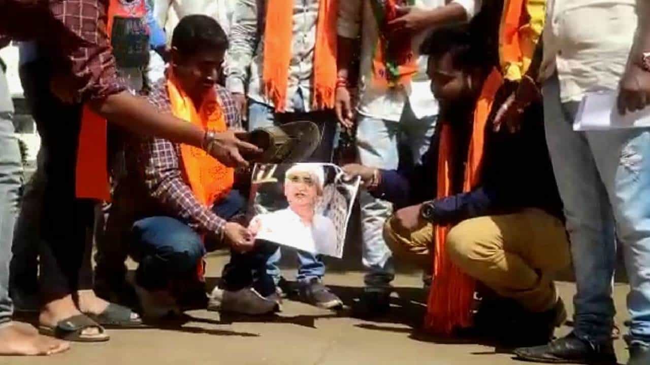 ಸಲ್ಮಾನ್ ಖುರ್ಷಿದ್ ಪುಸ್ತಕದಲ್ಲಿ ವಿವಾದಾತ್ಮಕ ಅಂಶ; ಪುಸ್ತಕ ನಿಷೇಧಿಸುವಂತೆ ಬಿಜೆಪಿ ಕಾರ್ಯಕರ್ತರಿಂದ ಪ್ರತಿಭಟನೆ ಸಲ್ಮಾನ್ ಖುರ್ಷಿದ್ ಪುಸ್ತಕದಲ್ಲಿ ವಿವಾದಾತ್ಮಕ ಅಂಶ; ಪುಸ್ತಕ ನಿಷೇಧಿಸುವಂತೆ ಬಿಜೆಪಿ ಕಾರ್ಯಕರ್ತರಿಂದ ಪ್ರತಿಭಟನೆ