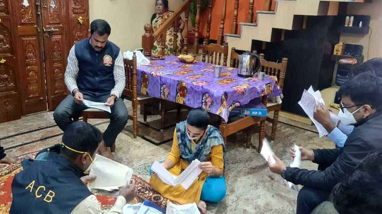 ACB Raids: ಆದಾಯಕ್ಕಿಂತ ಹೆಚ್ಚಿನ ಆಸ್ತಿ ಗಳಿಕೆ: ಬೆಂಗಳೂರು ಸೇರಿದಂತೆ ಕರ್ನಾಟಕದ 60 ಕಡೆ ಎಸಿಬಿ ದಾಳಿ ACB Raids: ಆದಾಯಕ್ಕಿಂತ ಹೆಚ್ಚಿನ ಆಸ್ತಿ ಗಳಿಕೆ: ಬೆಂಗಳೂರು ಸೇರಿದಂತೆ ಕರ್ನಾಟಕದ 60 ಕಡೆ ಎಸಿಬಿ ದಾಳಿ