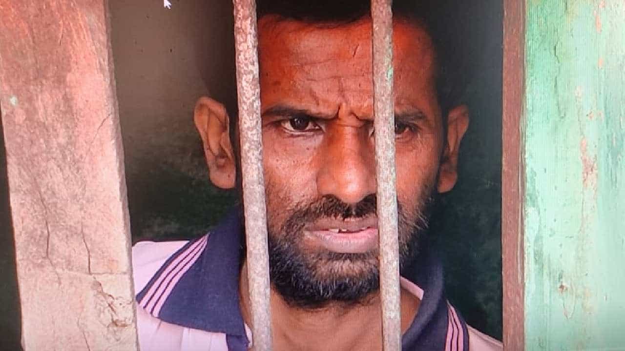 25 ವರ್ಷಗಳಿಂದ ಗೃಹ ಬಂಧನ; ಮಗನ ಚಿಕಿತ್ಸೆಗೆ ಸಹಾಯ ಮಾಡುವಂತೆ ಕುಟುಂಬಸ್ಥರಿಂದ ಮನವಿ 25 ವರ್ಷಗಳಿಂದ ಗೃಹ ಬಂಧನ; ಮಗನ ಚಿಕಿತ್ಸೆಗೆ ಸಹಾಯ ಮಾಡುವಂತೆ ಕುಟುಂಬಸ್ಥರಿಂದ ಮನವಿ