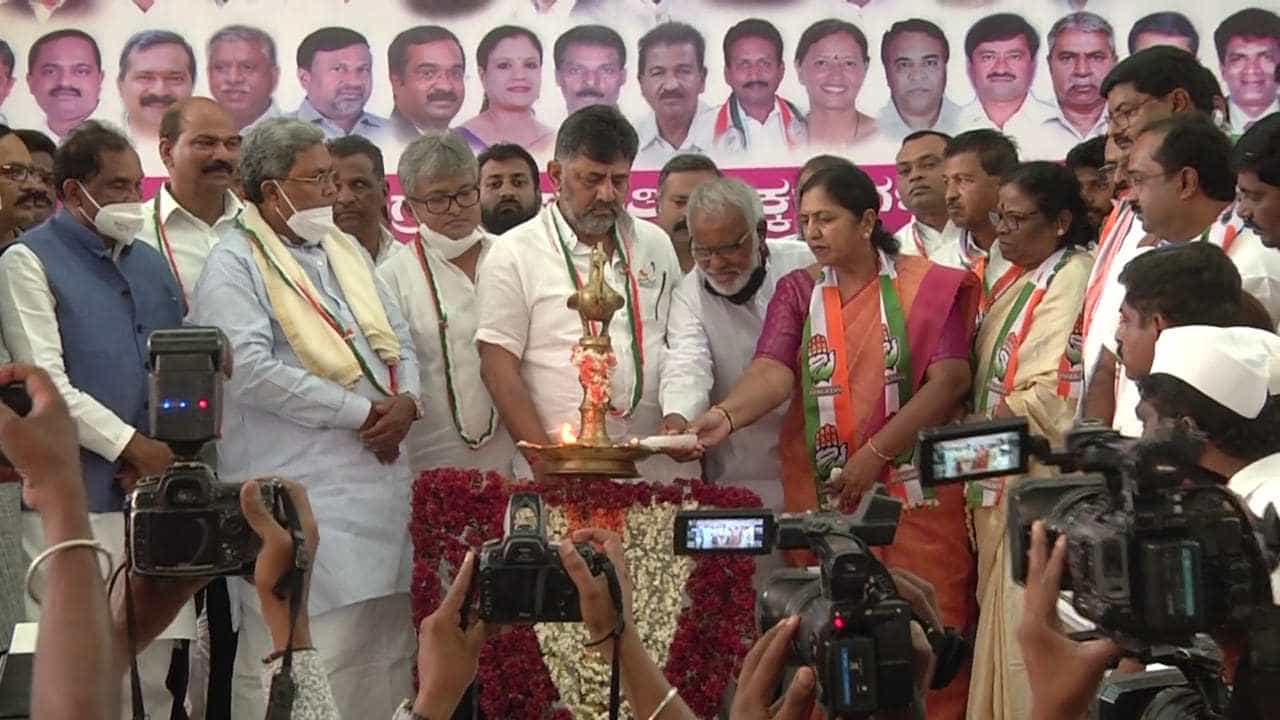 Chikkamagaluru: ಕಾಫಿನಾಡಿನಲ್ಲಿ ಕಮಲ ಅರಳುತ್ತಾ? ಕಾಂಗ್ರೆಸ್ ಬೀಗುತ್ತಾ? ಜೆಡಿಎಸ್ ಗೈರಿನಿಂದ ಹೆಚ್ಚಾಯ್ತು ರೋಚಕತೆ! Chikkamagaluru: ಕಾಫಿನಾಡಿನಲ್ಲಿ ಕಮಲ ಅರಳುತ್ತಾ? ಕಾಂಗ್ರೆಸ್ ಬೀಗುತ್ತಾ? ಜೆಡಿಎಸ್ ಗೈರಿನಿಂದ ಹೆಚ್ಚಾಯ್ತು ರೋಚಕತೆ!