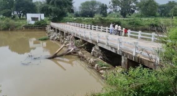 due to heavy rains in koratagere taluk in tumakuru district bridge across suvarna mukhi river on the verge of collapse 1
