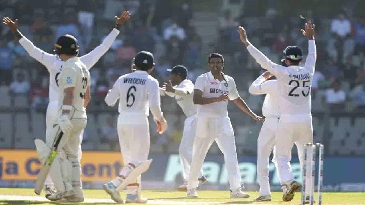 ICC Test Rankings: ಕಿವೀಸ್ ವಿರುದ್ಧ ಸರಣಿ ಗೆದ್ದ ಭಾರತ; ಐಸಿಸಿ ಟೆಸ್ಟ್ ಶ್ರೇಯಾಂಕದಲ್ಲಿ ನಂ.1 ಪಟ್ಟಕ್ಕೇರಿದ ಕೊಹ್ಲಿ ಪಡೆ! ICC Test Rankings: ಕಿವೀಸ್ ವಿರುದ್ಧ ಸರಣಿ ಗೆದ್ದ ಭಾರತ; ಐಸಿಸಿ ಟೆಸ್ಟ್ ಶ್ರೇಯಾಂಕದಲ್ಲಿ ನಂ.1 ಪಟ್ಟಕ್ಕೇರಿದ ಕೊಹ್ಲಿ ಪಡೆ!