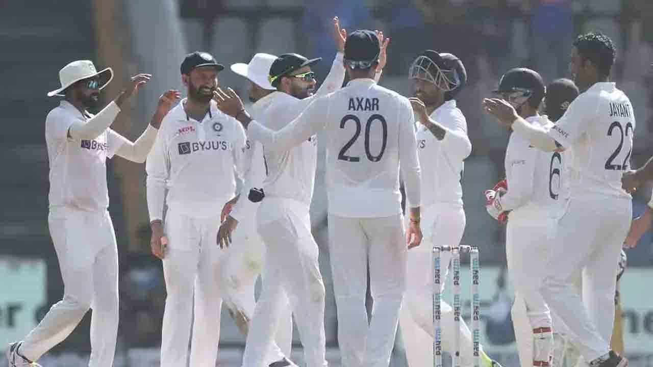 India vs New Zealand: ಟೀಮ್ ಇಂಡಿಯಾ ಬೌಲಿಂಗ್ ಬಿರುಗಾಳಿಗೆ ತತ್ತರಿಸಿದ ನ್ಯೂಜಿಲೆಂಡ್: ಟೆಸ್ಟ್ ಸರಣಿ ವಶಪಡಿಸಿಕೊಂಡ ಕೊಹ್ಲಿ ಪಡೆ