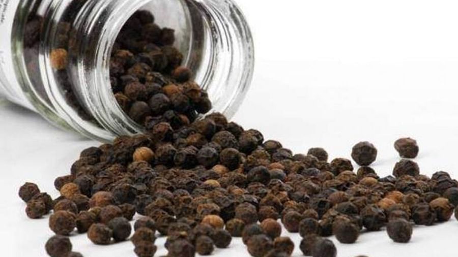 3. ಕರಿ ಮೆಣಸು ಚೆಲ್ಲುವುದು (Black Pepper Spilling):
ಆಗಾಗ ಕರಿ ಮೆಣಸು ಚೆಲ್ಲುವುದು ಸಹ ಅಶುಭವೇ. ಇದರಿಂದ ದಾಂಪತ್ಯದ ಜೀವನದ ಮೇಲೆ ಕೆಟ್ಟ ಪರಿಣಾಮ ಬೀರುತ್ತದೆ. ಪತಿ- ಪತ್ನಿ ಮಧ್ಯೆ ಸಂಕಟದ ಸ್ಥಿತಿ ಎದುರಾಗುತ್ತದೆ.