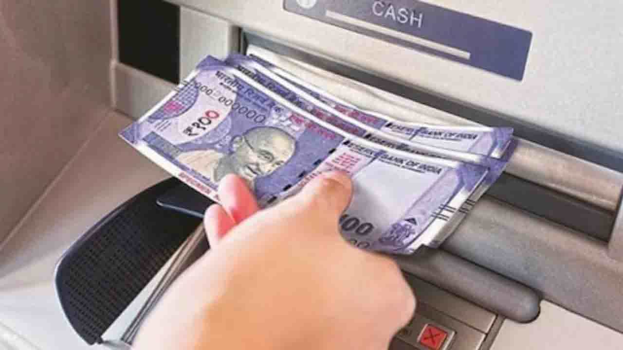 ATM New Rules: ಹೊಸ ವರ್ಷದಿಂದ ದುಬಾರಿಯಾಗಲಿದೆ ಎಟಿಎಂ ಕ್ಯಾಶ್ ವಿತ್ಡ್ರಾ ಶುಲ್ಕ: ಹೊಸ ದರದ ಮಾಹಿತಿ ಇಲ್ಲಿದೆ ATM New Rules: ಹೊಸ ವರ್ಷದಿಂದ ದುಬಾರಿಯಾಗಲಿದೆ ಎಟಿಎಂ ಕ್ಯಾಶ್ ವಿತ್ಡ್ರಾ ಶುಲ್ಕ: ಹೊಸ ದರದ ಮಾಹಿತಿ ಇಲ್ಲಿದೆ