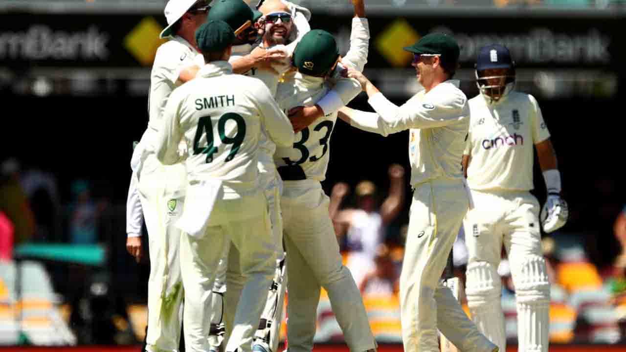 Australia vs England: ಗಬ್ಬಾದಲ್ಲಿ ಅಬ್ಬರಿಸಿದ ಆಸ್ಟ್ರೇಲಿಯಾ, ನೇಥನ್ ಲ್ಯಾನ್ ನೂತನ ದಾಖಲೆ: ಮೊದಲ ಟೆಸ್ಟ್ನಲ್ಲಿ ಭರ್ಜರಿ ಜಯ Australia vs England: ಗಬ್ಬಾದಲ್ಲಿ ಅಬ್ಬರಿಸಿದ ಆಸ್ಟ್ರೇಲಿಯಾ, ನೇಥನ್ ಲ್ಯಾನ್ ನೂತನ ದಾಖಲೆ: ಮೊದಲ ಟೆಸ್ಟ್ನಲ್ಲಿ ಭರ್ಜರಿ ಜಯ