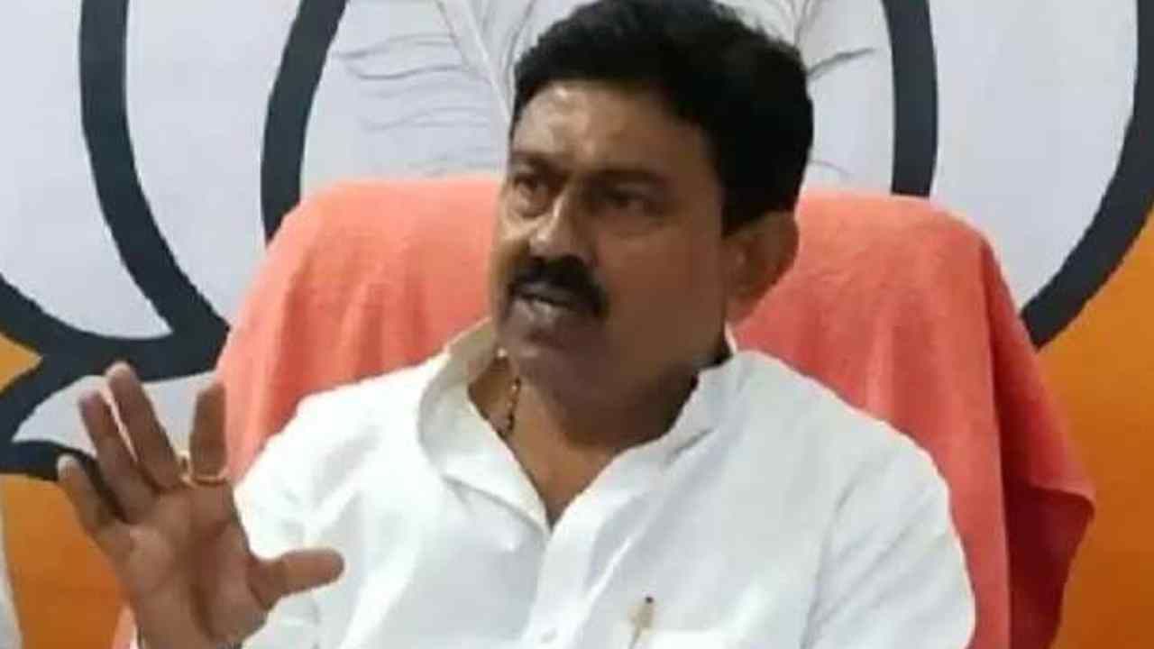 Video: ಮೊಬೈಲ್ ಸ್ವಿಚ್ ಆಫ್ ಮಾಡ್ರಿ; ಜೈಲುಪಾಲಾದ ಪುತ್ರನ ಬಗ್ಗೆ ಪ್ರಶ್ನಿಸಿದ್ದಕ್ಕೆ ಮಾಧ್ಯಮ ಸಿಬ್ಬಂದಿಯನ್ನು ನಿಂದಿಸಿದ ಕೇಂದ್ರ ಸಚಿವ ಅಜಯ್ ಮಿಶ್ರಾ ! Video: ಮೊಬೈಲ್ ಸ್ವಿಚ್ ಆಫ್ ಮಾಡ್ರಿ; ಜೈಲುಪಾಲಾದ ಪುತ್ರನ ಬಗ್ಗೆ ಪ್ರಶ್ನಿಸಿದ್ದಕ್ಕೆ ಮಾಧ್ಯಮ ಸಿಬ್ಬಂದಿಯನ್ನು ನಿಂದಿಸಿದ ಕೇಂದ್ರ ಸಚಿವ ಅಜಯ್ ಮಿಶ್ರಾ !