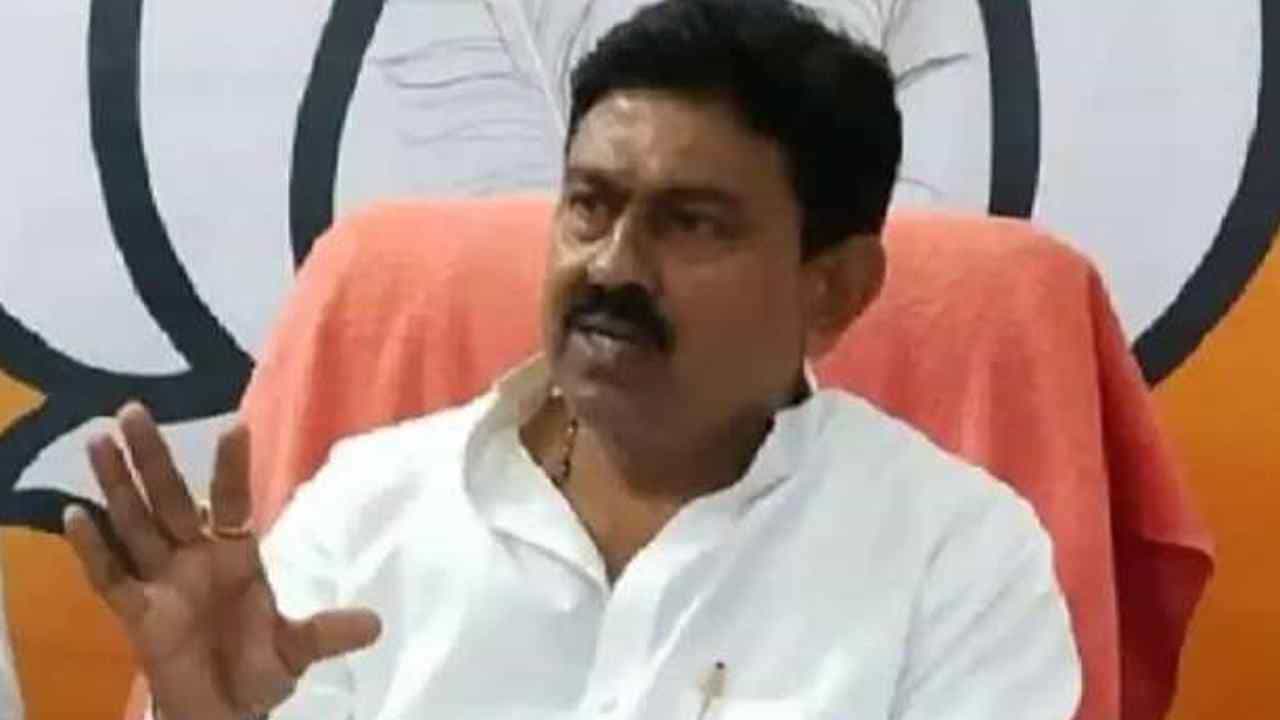 Video: ಮೊಬೈಲ್ ಸ್ವಿಚ್ ಆಫ್ ಮಾಡ್ರಿ; ಜೈಲುಪಾಲಾದ ಪುತ್ರನ ಬಗ್ಗೆ ಪ್ರಶ್ನಿಸಿದ್ದಕ್ಕೆ ಮಾಧ್ಯಮ ಸಿಬ್ಬಂದಿಯನ್ನು ನಿಂದಿಸಿದ ಕೇಂದ್ರ ಸಚಿವ ಅಜಯ್ ಮಿಶ್ರಾ ! Video: ಮೊಬೈಲ್ ಸ್ವಿಚ್ ಆಫ್ ಮಾಡ್ರಿ; ಜೈಲುಪಾಲಾದ ಪುತ್ರನ ಬಗ್ಗೆ ಪ್ರಶ್ನಿಸಿದ್ದಕ್ಕೆ ಮಾಧ್ಯಮ ಸಿಬ್ಬಂದಿಯನ್ನು ನಿಂದಿಸಿದ ಕೇಂದ್ರ ಸಚಿವ ಅಜಯ್ ಮಿಶ್ರಾ !