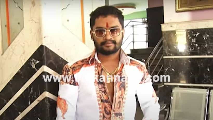 ‘ಪುಷ್ಪ’ ನೋಡೋಕೆ ಅಲ್ಲು ಅರ್ಜುನ್ ಸ್ಟೈಲ್ನಲ್ಲೇ ಬಂದ ಅಭಿಮಾನಿ