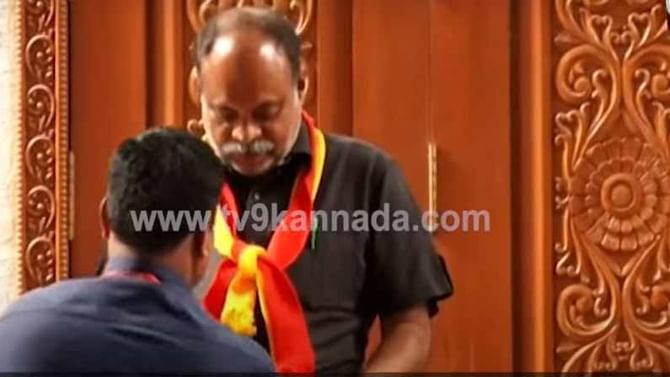 ಕನ್ನಡದ ಬಾವುಟವನ್ನು ತೊಟ್ಟ ಅಂಗಿಯೊಳಗೆ ಬಚ್ಚಿಟ್ಟುಕೊಂಡು ಬೆಳಗಾವಿಯ ಸುವರ್ಣ ಸೌಧ ಪ್ರವೇಶಿಸಿದರು ಜೆಡಿ(ಎಸ್) ಶಾಸಕ ಅನ್ನದಾನಿ ಕನ್ನಡದ ಬಾವುಟವನ್ನು ತೊಟ್ಟ ಅಂಗಿಯೊಳಗೆ ಬಚ್ಚಿಟ್ಟುಕೊಂಡು ಬೆಳಗಾವಿಯ ಸುವರ್ಣ ಸೌಧ ಪ್ರವೇಶಿಸಿದರು ಜೆಡಿ(ಎಸ್) ಶಾಸಕ ಅನ್ನದಾನಿ