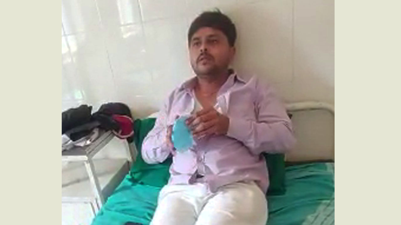 ದಾವಣಗೆರೆ: ಮದುವೆ ಕಾರ್ಯಕ್ರಮದಲ್ಲಿ ಬಿಜೆಪಿ ಕಾರ್ಯಕರ್ತನ ಮೇಲೆ ಹಲ್ಲೆ; ಜೆಡಿಎಸ್ ಮಾಜಿ ಶಾಸಕ ಹೆಚ್ಎಸ್ ಶಿವಶಂಕರ್ ವಿರುದ್ಧ ಆರೋಪ ದಾವಣಗೆರೆ: ಮದುವೆ ಕಾರ್ಯಕ್ರಮದಲ್ಲಿ ಬಿಜೆಪಿ ಕಾರ್ಯಕರ್ತನ ಮೇಲೆ ಹಲ್ಲೆ; ಜೆಡಿಎಸ್ ಮಾಜಿ ಶಾಸಕ ಹೆಚ್ಎಸ್ ಶಿವಶಂಕರ್ ವಿರುದ್ಧ ಆರೋಪ