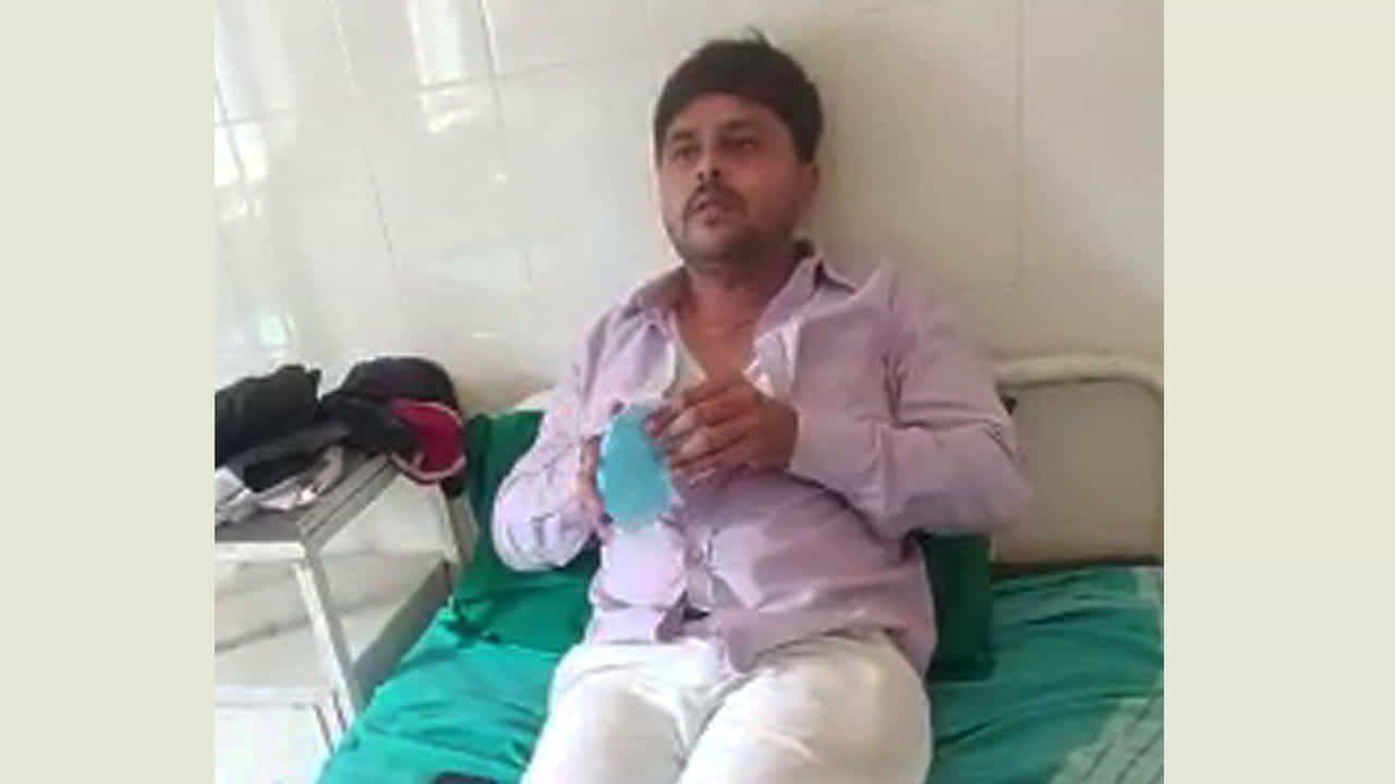 ದಾವಣಗೆರೆ: ಮದುವೆ ಕಾರ್ಯಕ್ರಮದಲ್ಲಿ ಬಿಜೆಪಿ ಕಾರ್ಯಕರ್ತನ ಮೇಲೆ ಹಲ್ಲೆ; ಜೆಡಿಎಸ್ ಮಾಜಿ ಶಾಸಕ ಹೆಚ್ಎಸ್ ಶಿವಶಂಕರ್ ವಿರುದ್ಧ ಆರೋಪ ದಾವಣಗೆರೆ: ಮದುವೆ ಕಾರ್ಯಕ್ರಮದಲ್ಲಿ ಬಿಜೆಪಿ ಕಾರ್ಯಕರ್ತನ ಮೇಲೆ ಹಲ್ಲೆ; ಜೆಡಿಎಸ್ ಮಾಜಿ ಶಾಸಕ ಹೆಚ್ಎಸ್ ಶಿವಶಂಕರ್ ವಿರುದ್ಧ ಆರೋಪ
