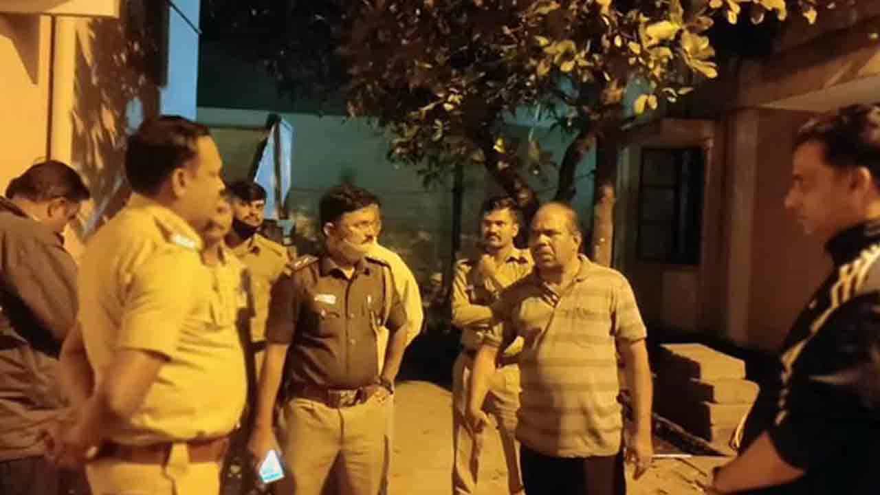 ಬೆಳಗಾವಿ: ಚರ್ಚ್ಗೆ ನುಗ್ಗಿ ತಲ್ವಾರ್ ತೋರಿಸಿ ಪಾದ್ರಿಗೆ ಬೆದರಿಕೆ, ವ್ಯಾಪಕ ಖಂಡನೆ ಬೆಳಗಾವಿ: ಚರ್ಚ್ಗೆ ನುಗ್ಗಿ ತಲ್ವಾರ್ ತೋರಿಸಿ ಪಾದ್ರಿಗೆ ಬೆದರಿಕೆ, ವ್ಯಾಪಕ ಖಂಡನೆ