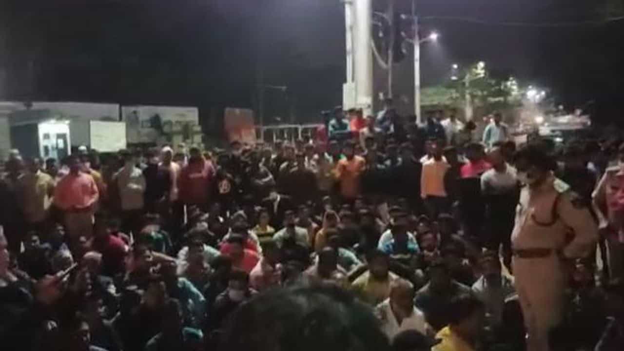 ಶಿವಾಜಿ ಪುತ್ಥಳಿಗೆ ಕಪ್ಪು ಮಸಿ ಸುರಿದ ಪ್ರಕರಣ: ಬೆಳಗಾವಿಯಲ್ಲಿ ದಿಢೀರ್ ಪ್ರತಿಭಟನೆ; ಬಿಗುವಿನ ವಾತಾವರಣ ನಿರ್ಮಾಣ ಶಿವಾಜಿ ಪುತ್ಥಳಿಗೆ ಕಪ್ಪು ಮಸಿ ಸುರಿದ ಪ್ರಕರಣ: ಬೆಳಗಾವಿಯಲ್ಲಿ ದಿಢೀರ್ ಪ್ರತಿಭಟನೆ; ಬಿಗುವಿನ ವಾತಾವರಣ ನಿರ್ಮಾಣ
