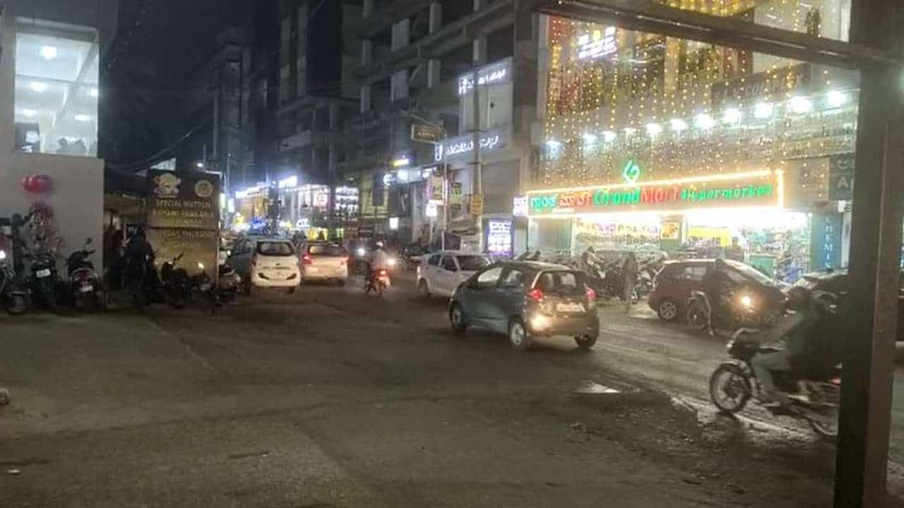 Bengaluru Rain: ಹೊಸವರ್ಷ ಆಚರಣೆಗೆ ವರುಣನ ಅಡ್ಡಿ; ಗಾಯದ ಮೇಲೆ ಬರೆ ಎಳೆದ ಮಳೆರಾಯ Bengaluru Rain: ಹೊಸವರ್ಷ ಆಚರಣೆಗೆ ವರುಣನ ಅಡ್ಡಿ; ಗಾಯದ ಮೇಲೆ ಬರೆ ಎಳೆದ ಮಳೆರಾಯ