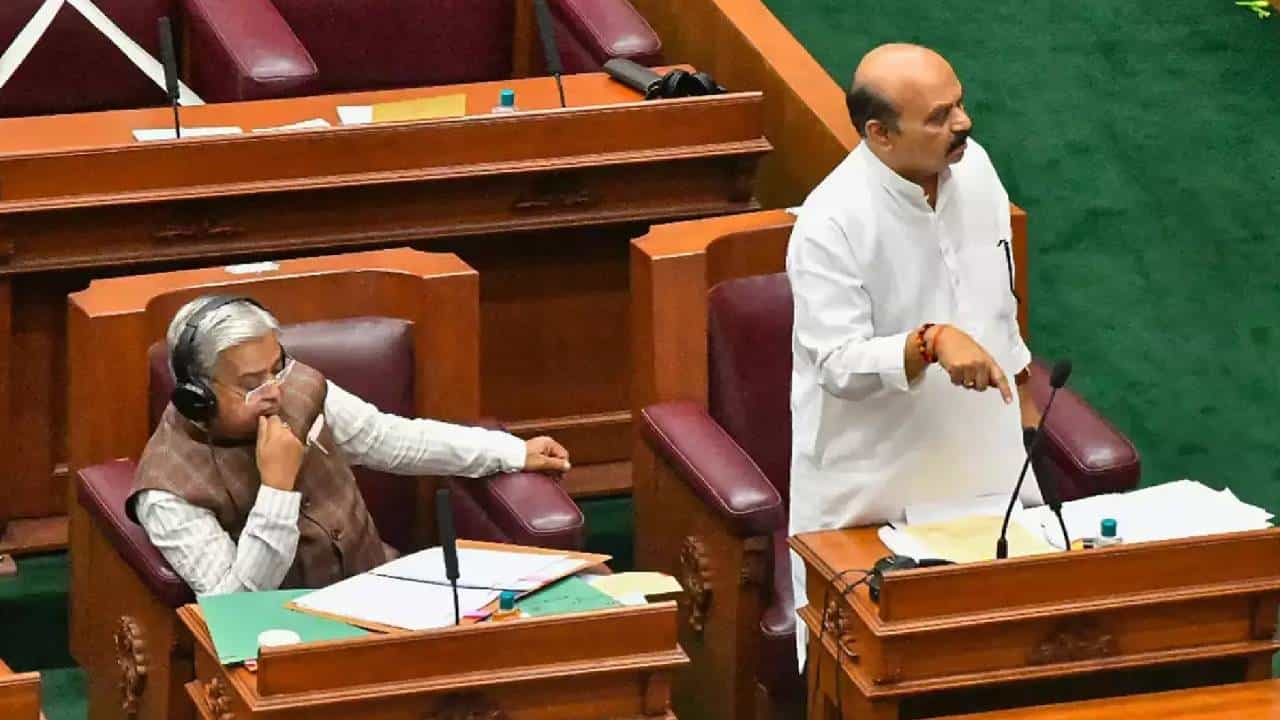 ಭಜರಂಗದಳ ಕಾರ್ಯಕರ್ತ ಹರ್ಷ ಹತ್ಯೆ ಪ್ರಕರಣ: ಕಾಂಗ್ರೆಸ್ ಗದ್ದಲವೇ ಕೊಲೆಗೆ ಕಾರಣ ಎಂದು ಆರೋಪಿಸಿದ ಸಿಎಂ ಬೊಮ್ಮಾಯಿ ಭಜರಂಗದಳ ಕಾರ್ಯಕರ್ತ ಹರ್ಷ ಹತ್ಯೆ ಪ್ರಕರಣ: ಕಾಂಗ್ರೆಸ್ ಗದ್ದಲವೇ ಕೊಲೆಗೆ ಕಾರಣ ಎಂದು ಆರೋಪಿಸಿದ ಸಿಎಂ ಬೊಮ್ಮಾಯಿ
