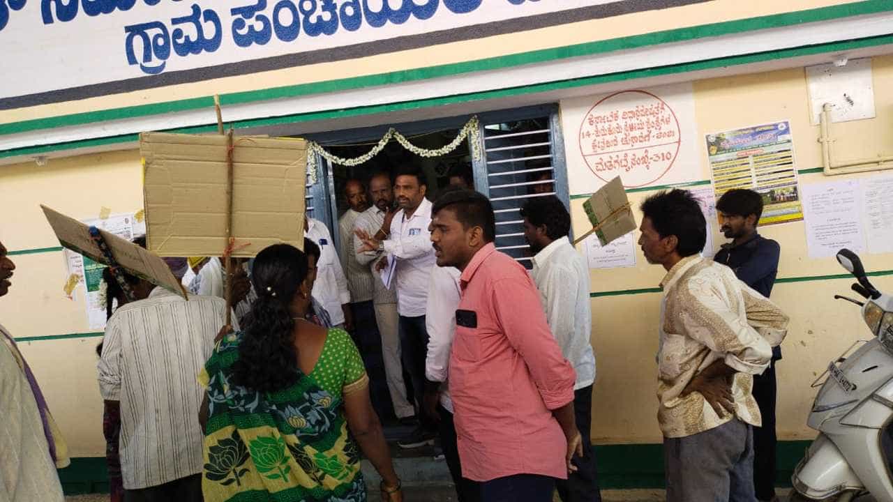 ಗ್ರಾಮ ಪಂಚಾಯತಿಯಲ್ಲಿ ಅಧ್ಯಕ್ಷೆ ಅಲ್ಲ; ಆಕೆಯ ಗಂಡನ ಕಾರುಬಾರು - ಮಿಡಿಗೇಶಿ ಗ್ರಾಮಸ್ಥರಿಂದ ಪ್ರತಿಭಟನೆ ಗ್ರಾಮ ಪಂಚಾಯತಿಯಲ್ಲಿ ಅಧ್ಯಕ್ಷೆ ಅಲ್ಲ; ಆಕೆಯ ಗಂಡನ ಕಾರುಬಾರು - ಮಿಡಿಗೇಶಿ ಗ್ರಾಮಸ್ಥರಿಂದ ಪ್ರತಿಭಟನೆ