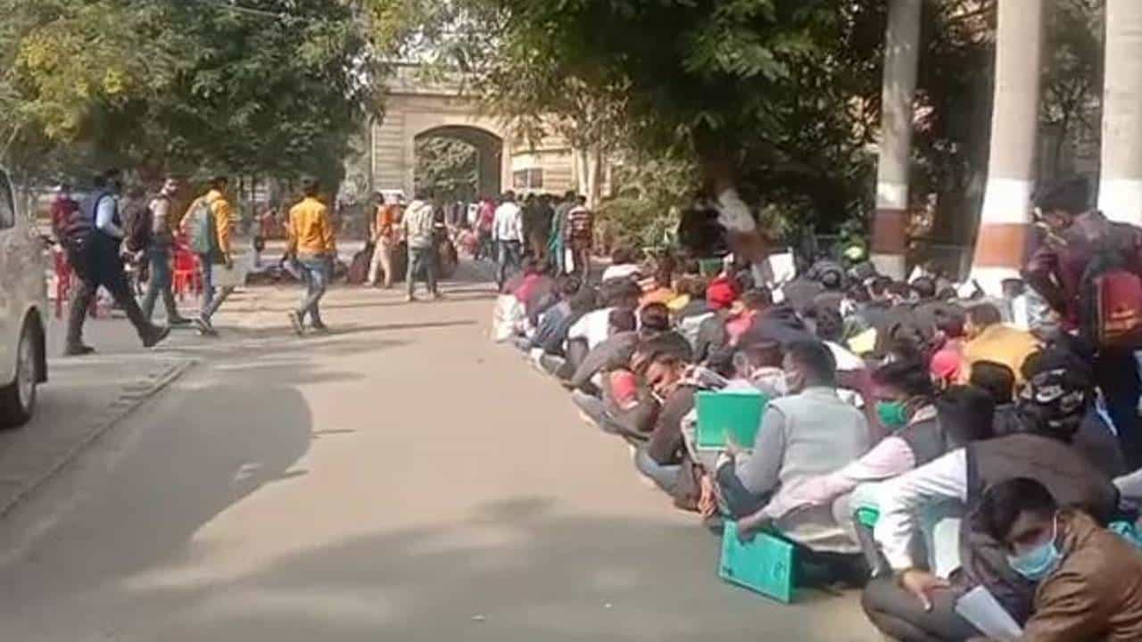 unemployment Reality: ಇರೋದು 15 ಜಾಬ್; ಬಂದಿರೋದು 11 ಸಾವಿರ ಮಂದಿ ಪದವೀಧರರು -ಫೈಟಿಂಗ್ ಹೆಂಗೆ ನಡೀತು ನೋಡಿ unemployment Reality: ಇರೋದು 15 ಜಾಬ್; ಬಂದಿರೋದು 11 ಸಾವಿರ ಮಂದಿ ಪದವೀಧರರು -ಫೈಟಿಂಗ್ ಹೆಂಗೆ ನಡೀತು ನೋಡಿ