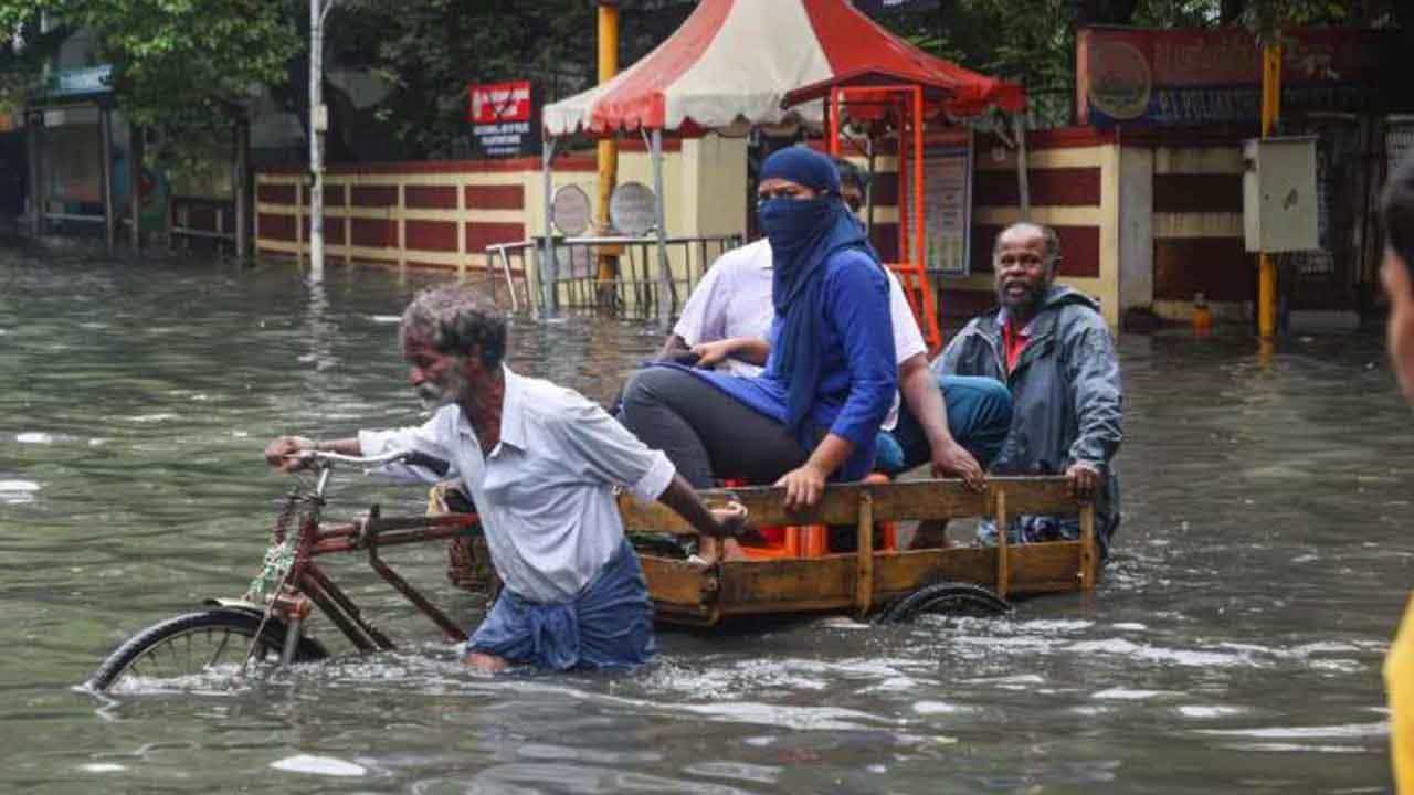 Chennai Rains ಚೆನ್ನೈನಲ್ಲಿ ಮುಂದಿನ 3 ದಿನಗಳವರೆಗೆ ಮಳೆ ಮುಂದುವರಿಕೆ; 4 ಜಿಲ್ಲೆಗಳಲ್ಲಿ ರೆಡ್ ಅಲರ್ಟ್ Chennai Rains ಚೆನ್ನೈನಲ್ಲಿ ಮುಂದಿನ 3 ದಿನಗಳವರೆಗೆ ಮಳೆ ಮುಂದುವರಿಕೆ; 4 ಜಿಲ್ಲೆಗಳಲ್ಲಿ ರೆಡ್ ಅಲರ್ಟ್