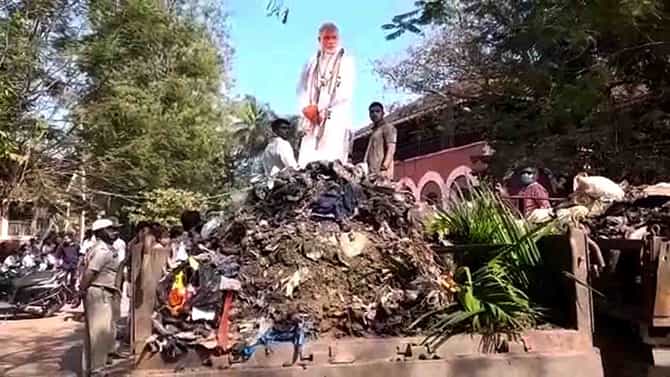‘ವಾಣಿಜ್ಯನಗರಿ ಹುಬ್ಬಳ್ಳಿ ಗಾರ್ಬೇಜ್ ಸಿಟಿಯಾಗಿದೆ’ ಪಾಲಿಕೆಯ ಆವರಣದಲ್ಲಿ ಕಸ ಸುರಿದು ಕಾಂಗ್ರೆಸ್ ಪಕ್ಷದಿಂದ ಪ್ರತಿಭಟನೆ