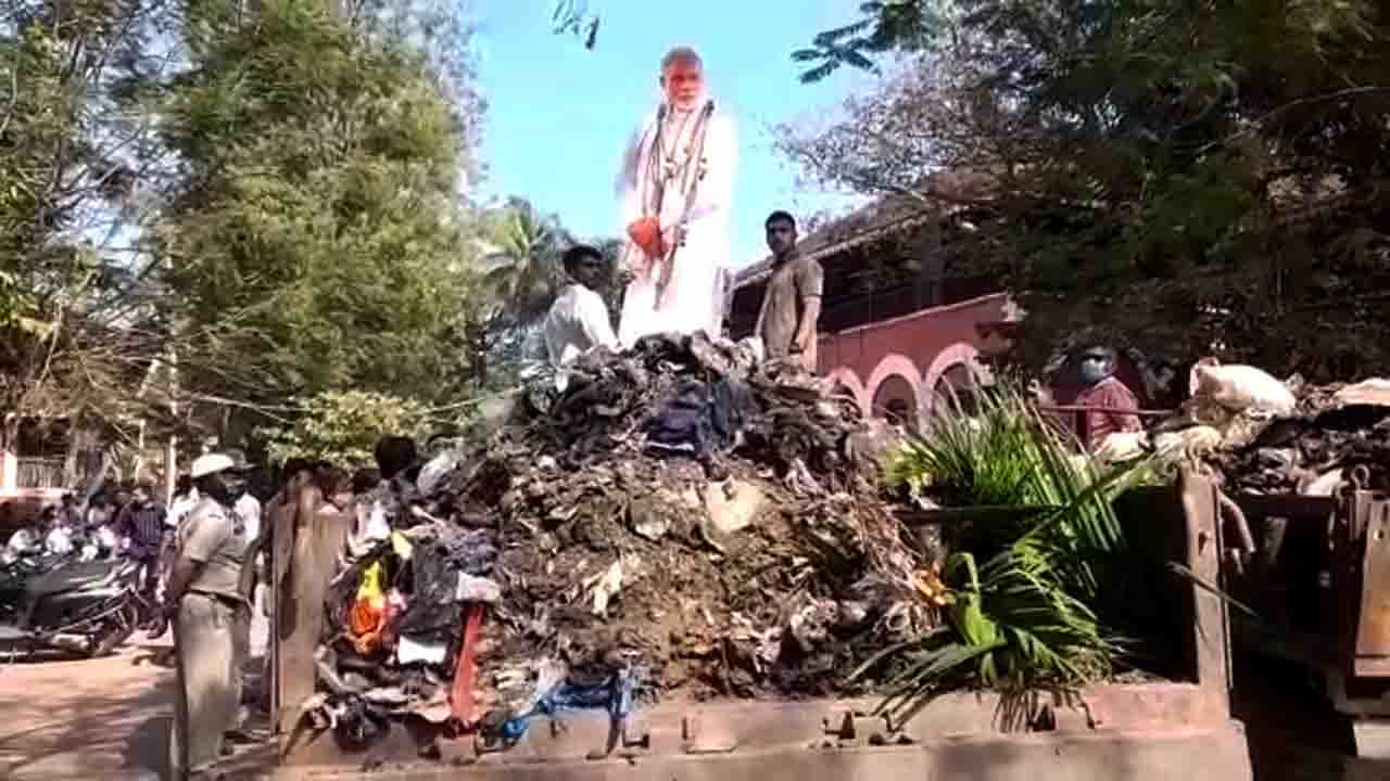 ‘ವಾಣಿಜ್ಯನಗರಿ ಹುಬ್ಬಳ್ಳಿ ಗಾರ್ಬೇಜ್ ಸಿಟಿಯಾಗಿದೆ’ ಪಾಲಿಕೆಯ ಆವರಣದಲ್ಲಿ ಕಸ ಸುರಿದು ಕಾಂಗ್ರೆಸ್ ಪಕ್ಷದಿಂದ ಪ್ರತಿಭಟನೆ ‘ವಾಣಿಜ್ಯನಗರಿ ಹುಬ್ಬಳ್ಳಿ ಗಾರ್ಬೇಜ್ ಸಿಟಿಯಾಗಿದೆ’ ಪಾಲಿಕೆಯ ಆವರಣದಲ್ಲಿ ಕಸ ಸುರಿದು ಕಾಂಗ್ರೆಸ್ ಪಕ್ಷದಿಂದ ಪ್ರತಿಭಟನೆ