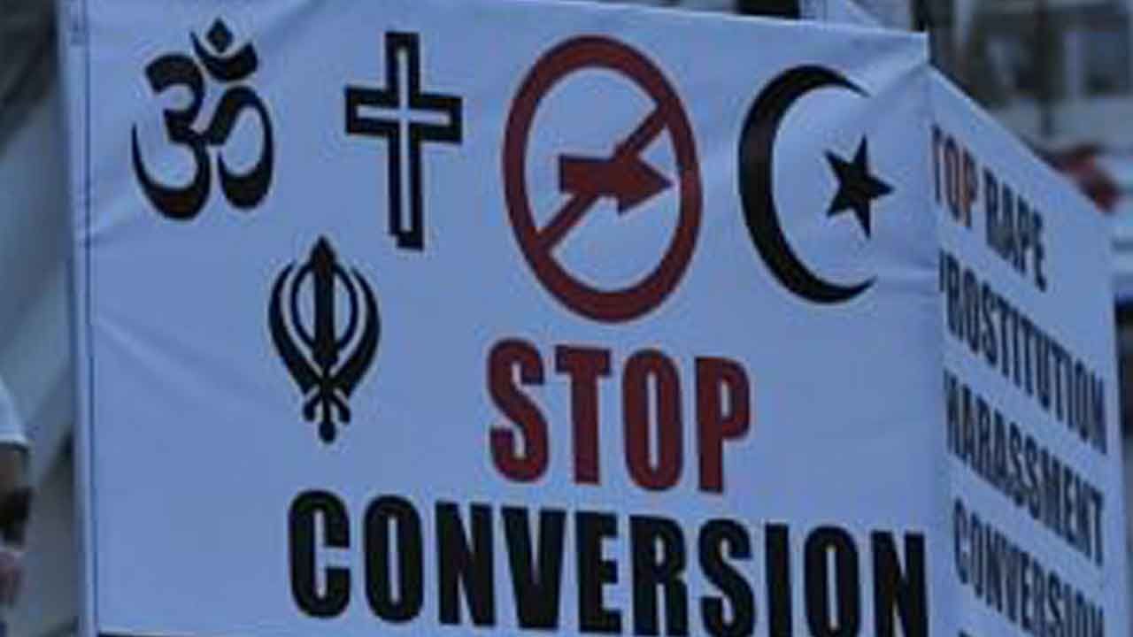 Anti-conversion laws ಭಾರತದಲ್ಲಿ ಧಾರ್ಮಿಕ ಮತಾಂತರವನ್ನು ರಾಜ್ಯಗಳು ಹೇಗೆ ಎದುರಿಸುತ್ತವೆ? ಯಾವ ರಾಜ್ಯಗಳಲ್ಲಿ ಮತಾಂತರ ನಿಷೇಧ ಕಾನೂನು ಇದೆ? Anti-conversion laws ಭಾರತದಲ್ಲಿ ಧಾರ್ಮಿಕ ಮತಾಂತರವನ್ನು ರಾಜ್ಯಗಳು ಹೇಗೆ ಎದುರಿಸುತ್ತವೆ? ಯಾವ ರಾಜ್ಯಗಳಲ್ಲಿ ಮತಾಂತರ ನಿಷೇಧ ಕಾನೂನು ಇದೆ?