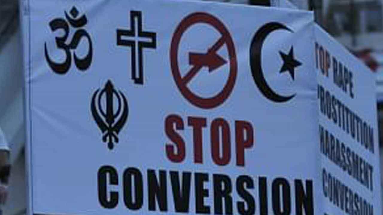 Anti-conversion laws ಭಾರತದಲ್ಲಿ ಧಾರ್ಮಿಕ ಮತಾಂತರವನ್ನು ರಾಜ್ಯಗಳು ಹೇಗೆ ಎದುರಿಸುತ್ತವೆ? ಯಾವ ರಾಜ್ಯಗಳಲ್ಲಿ ಮತಾಂತರ ನಿಷೇಧ ಕಾನೂನು ಇದೆ? Anti-conversion laws ಭಾರತದಲ್ಲಿ ಧಾರ್ಮಿಕ ಮತಾಂತರವನ್ನು ರಾಜ್ಯಗಳು ಹೇಗೆ ಎದುರಿಸುತ್ತವೆ? ಯಾವ ರಾಜ್ಯಗಳಲ್ಲಿ ಮತಾಂತರ ನಿಷೇಧ ಕಾನೂನು ಇದೆ?