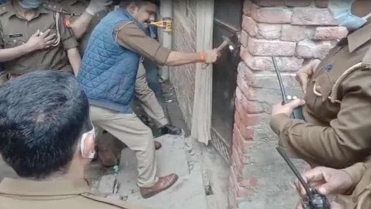 ಅಪ್ಪನ ಬಳಿ 5 ರೂ. ಪಡೆದು ಹೋಗಿದ್ದ ಬಾಲಕಿ ಮತ್ತೆ ಪತ್ತೆಯಾಗಿದ್ದು ಶವವಾಗಿ; ಪಕ್ಕದ ಮನೆಯಿಂದಲೇ ಬರುತ್ತಿತ್ತು ಕೆಟ್ಟ ವಾಸನೆ ! ಅಪ್ಪನ ಬಳಿ 5 ರೂ. ಪಡೆದು ಹೋಗಿದ್ದ ಬಾಲಕಿ ಮತ್ತೆ ಪತ್ತೆಯಾಗಿದ್ದು ಶವವಾಗಿ; ಪಕ್ಕದ ಮನೆಯಿಂದಲೇ ಬರುತ್ತಿತ್ತು ಕೆಟ್ಟ ವಾಸನೆ !