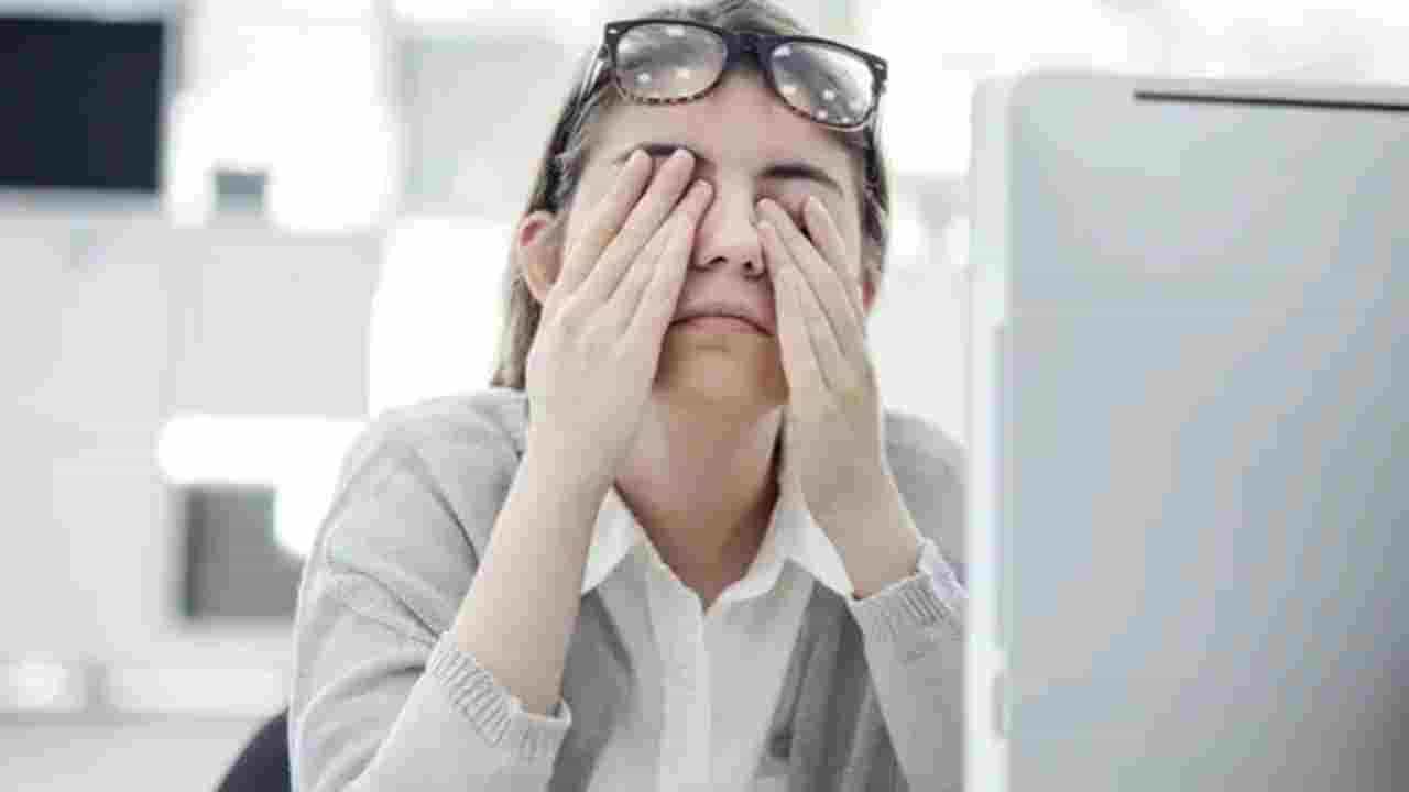 Eye Care Tips: ಕಣ್ಣುಗಳ ಬಗ್ಗೆ ಇರಲಿ ಕಾಳಜಿ; ನಿಮಗೇ ಗೊತ್ತಿಲ್ಲದೆ ಮಾಡುವ ಈ ತಪ್ಪುಗಳು ಕಣ್ಣುಗಳಿಗೆ ಹಾನಿ Eye Care Tips: ಕಣ್ಣುಗಳ ಬಗ್ಗೆ ಇರಲಿ ಕಾಳಜಿ; ನಿಮಗೇ ಗೊತ್ತಿಲ್ಲದೆ ಮಾಡುವ ಈ ತಪ್ಪುಗಳು ಕಣ್ಣುಗಳಿಗೆ ಹಾನಿ