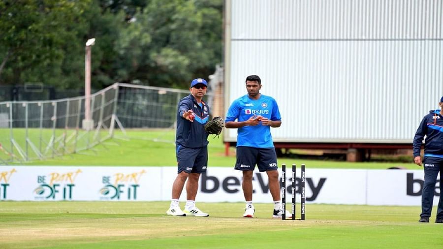 ಹವಾಮಾನ ವೆಬ್‌ಸೈಟ್ ಅಕ್ಯೂವೆದರ್ ಪ್ರಕಾರ, ಸೆಂಚುರಿಯನ್‌ನಲ್ಲಿ ಸೋಮವಾರ ರಾತ್ರಿಯವರೆಗೆ ಭಾರೀ ಮಳೆಯಾಗಲಿದೆ ಆದರೆ ಮಂಗಳವಾರದಂದು ಆಕಾಶವು ಸ್ಪಷ್ಟವಾಗಿರುತ್ತದೆ. ಮಳೆಯ ಸಾಧ್ಯತೆಗಳು ಅತ್ಯಲ್ಪ.