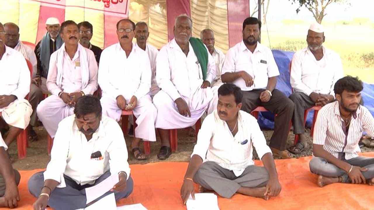 ಬೆಳಗಾವಿ: ಶಿವಸಾಗರ ಸಕ್ಕರೆ ಕಾರ್ಖಾನೆ ಆರಂಭಿಸದಂತೆ ರೈತರು, ಕಾರ್ಖಾನೆ ಮಾಜಿ ನಿರ್ದೇಶಕರ ಪ್ರತಿಭಟನೆ ಬೆಳಗಾವಿ: ಶಿವಸಾಗರ ಸಕ್ಕರೆ ಕಾರ್ಖಾನೆ ಆರಂಭಿಸದಂತೆ ರೈತರು, ಕಾರ್ಖಾನೆ ಮಾಜಿ ನಿರ್ದೇಶಕರ ಪ್ರತಿಭಟನೆ