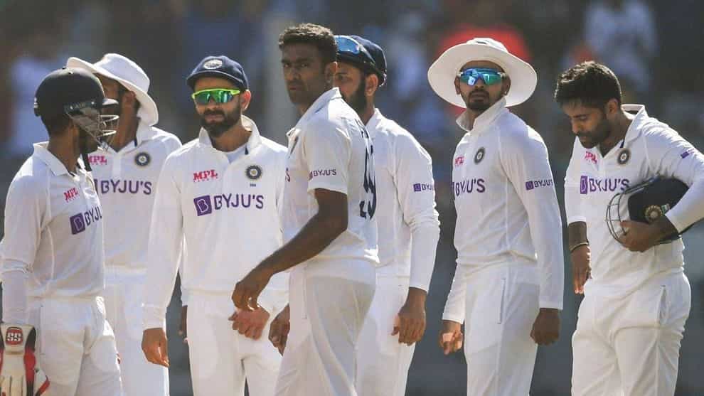 ನ್ಯೂಜಿಲೆಂಡ್ ವಿರುದ್ಧದ ಮುಂಬೈ ಟೆಸ್ಟ್ನಲ್ಲಿ ಭಾರತದ ಹಿಡಿತ ಬಲಗೊಂಡಿದೆ. ವಾಂಖೆಡೆ ಸ್ಟೇಡಿಯಂನಲ್ಲಿ ನಡೆಯುತ್ತಿರುವ ಸರಣಿಯ ಎರಡನೇ ಹಾಗೂ ಅಂತಿಮ ಪಂದ್ಯದಲ್ಲಿ ಮೂರನೇ ದಿನ ಟೀಂ ಇಂಡಿಯಾ 7 ವಿಕೆಟ್ಗೆ 276 ರನ್ ಗಳಿಸಿ ಎರಡನೇ ಇನ್ನಿಂಗ್ಸ್ ಮುಗಿಸಿದೆ. ಇದರೊಂದಿಗೆ ಭಾರತ ನ್ಯೂಜಿಲೆಂಡ್ ಎದುರು 540 ರನ್ಗಳ ಗೆಲುವಿನ ಗುರಿ ನೀಡಿದ್ದು, ಪಂದ್ಯಕ್ಕೆ ಇನ್ನೂ ಎರಡು ದಿನ ಬಾಕಿ ಉಳಿದಿದೆ.