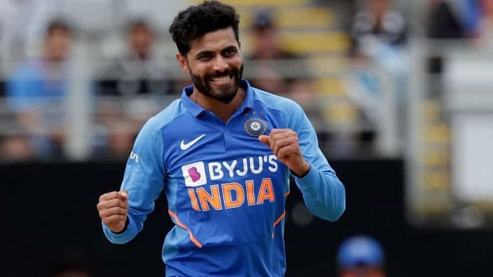 ಪ್ರಸ್ತುತ ಕ್ರಿಕೆಟ್ ಯುಗದ ಕೆಲವು ದೊಡ್ಡ ಸೂಪರ್ಸ್ಟಾರ್ಗಳು ಭಾರತ ತಂಡದಲ್ಲಿದ್ದಾರೆ. ವಿರಾಟ್ ಕೊಹ್ಲಿ, ರೋಹಿತ್ ಶರ್ಮಾ, ಜಸ್ಪ್ರೀತ್ ಬುಮ್ರಾ ಅಥವಾ ರವಿಚಂದ್ರನ್ ಅಶ್ವಿನ್ ಅವರನ್ನು ಯಾರಾದರೂ ಹೆಸರಿಸಬಹುದು. ಆದರೆ ಕ್ರಿಕೆಟ್ನ ರಾಕ್ಸ್ಟಾರ್ನ ವಿಷಯಕ್ಕೆ ಬಂದರೆ, ಇಡೀ ಪ್ರಪಂಚದಲ್ಲಿ ಒಂದೇ ಒಂದು ಹೆಸರನ್ನು ತೆಗೆದುಕೊಳ್ಳಲಾಗುತ್ತದೆ. ಅದೇ ರವೀಂದ್ರ ಜಡೇಜಾ. ಇಂದು ಭಾರತ ಕ್ರಿಕೆಟ್ ತಂಡದ ಸ್ಟಾರ್ ಆಲ್ ರೌಂಡರ್ ರವೀಂದ್ರ ಜಡೇಜಾ ಅವರ ಹುಟ್ಟುಹಬ್ಬ. ಅವರಿಗೆ 33 ವರ್ಷ ತುಂಬಿದೆ.