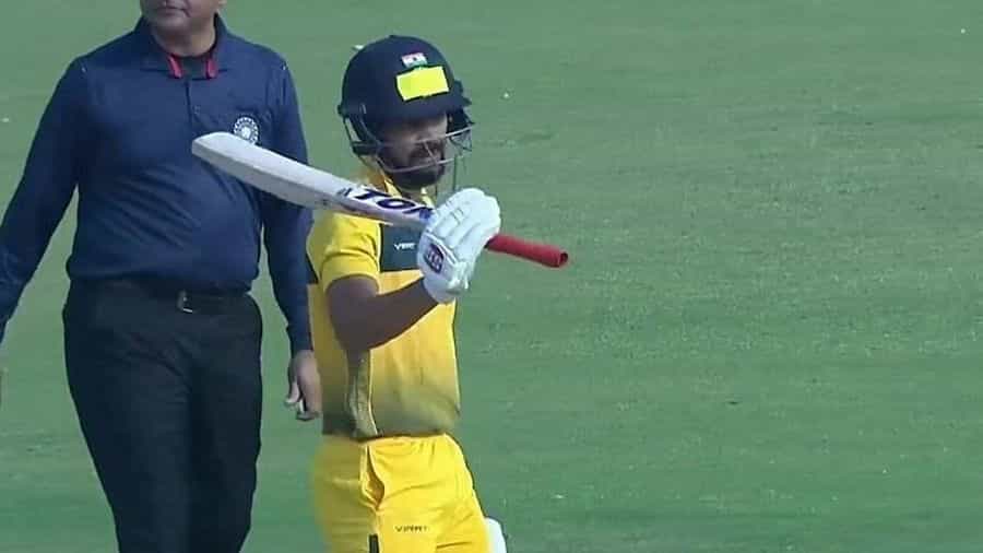 ವಿಜಯ್ ಹಜಾರೆ ಟ್ರೋಫಿ ಆರಂಭವಾಗಿದ್ದು, ಈ ಮೂಲಕ ಭಾರತದ ಯುವ ಬ್ಯಾಟ್ಸ್ಮನ್ ರುತುರಾಜ್ ಗಾಯಕ್ವಾಡ್ ಇಲ್ಲಿಯೂ ತಮ್ಮ ಪ್ರಚಂಡ ಬ್ಯಾಟಿಂಗ್ ಲೈನ್ ಅಪ್ ಮುಂದುವರೆಸಿದ್ದಾರೆ. ಐಪಿಎಲ್ 2021 ಮತ್ತು ಸೈಯದ್ ಮುಷ್ತಾಕ್ ಅಲಿ ಟ್ರೋಫಿ ಟಿ20 ಪಂದ್ಯಾವಳಿಯ ನಂತರ, ರುತುರಾಜ್ ಈ ಪಂದ್ಯಾವಳಿಯಲ್ಲೂ ರನ್ ಮಳೆಯನ್ನು ಪ್ರಾರಂಭಿಸಿದ್ದಾರೆ. ಮಹಾರಾಷ್ಟ್ರ ತಂಡದ ನಾಯಕರಾಗಿರುವ ರುತುರಾಜ್ ಸತತ ಎರಡು ಪಂದ್ಯಗಳಲ್ಲಿ ಎರಡು ಶತಕ ಬಾರಿಸಿದ್ದಾರೆ.