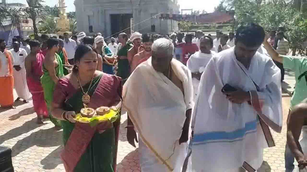 ಇಂದು ಬೆಳಿಗ್ಗೆಯಿಂದಲೇ ಪ್ರಧಾನಿ ಹೆಚ್ಡಿ ದೇವೇಗೌಡ ತಮ್ಮ ಕುಟುಂಬ ಸಮೇತರಾಗಿ ಪೂಜೆಯಲ್ಲಿ ಭಾಗಿಯಾಗಿದ್ದಾರೆ.  ಚಿತ್ರದಲ್ಲಿ ಹೆಚ್ಡಿ ದೇವೇಗೌಡರ ಸೊಸೆ ಭವಾನಿ ರೇವಣ್ಣ, ಮಗ ಹೆಚ್ಡಿ ರೇವಣ್ಣ ಮತ್ತು ಮೊಮ್ಮಗ ಸೂರಜ್ ರೇವಣ್ಣ.