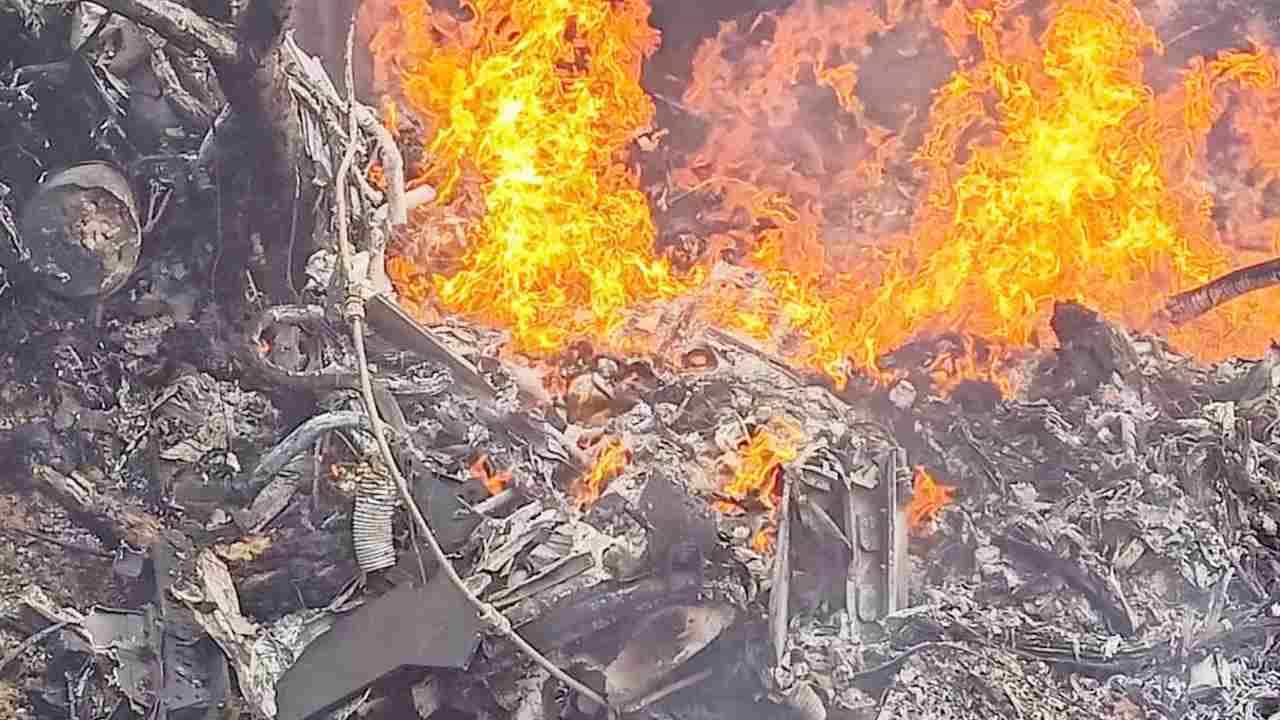 Army Chopper Crash: ಮರಕ್ಕೆ ಅಪ್ಪಳಿಸಿ ಬೆಂಕಿ ಹೊತ್ತಿ ಉರಿಯುತ್ತಿದ್ದ ಹೆಲಿಕಾಪ್ಟರ್ನಿಂದ ಸಿಬ್ಬಂದಿ ನೆಲಕ್ಕೆ ಬೀಳುತ್ತಿದ್ದರು; ಭಯಾನಕ ಸನ್ನಿವೇಶ ಬಿಚ್ಚಿಟ್ಟ ಪ್ರತ್ಯಕ್ಷದರ್ಶಿ Army Chopper Crash: ಮರಕ್ಕೆ ಅಪ್ಪಳಿಸಿ ಬೆಂಕಿ ಹೊತ್ತಿ ಉರಿಯುತ್ತಿದ್ದ ಹೆಲಿಕಾಪ್ಟರ್ನಿಂದ ಸಿಬ್ಬಂದಿ ನೆಲಕ್ಕೆ ಬೀಳುತ್ತಿದ್ದರು; ಭಯಾನಕ ಸನ್ನಿವೇಶ ಬಿಚ್ಚಿಟ್ಟ ಪ್ರತ್ಯಕ್ಷದರ್ಶಿ