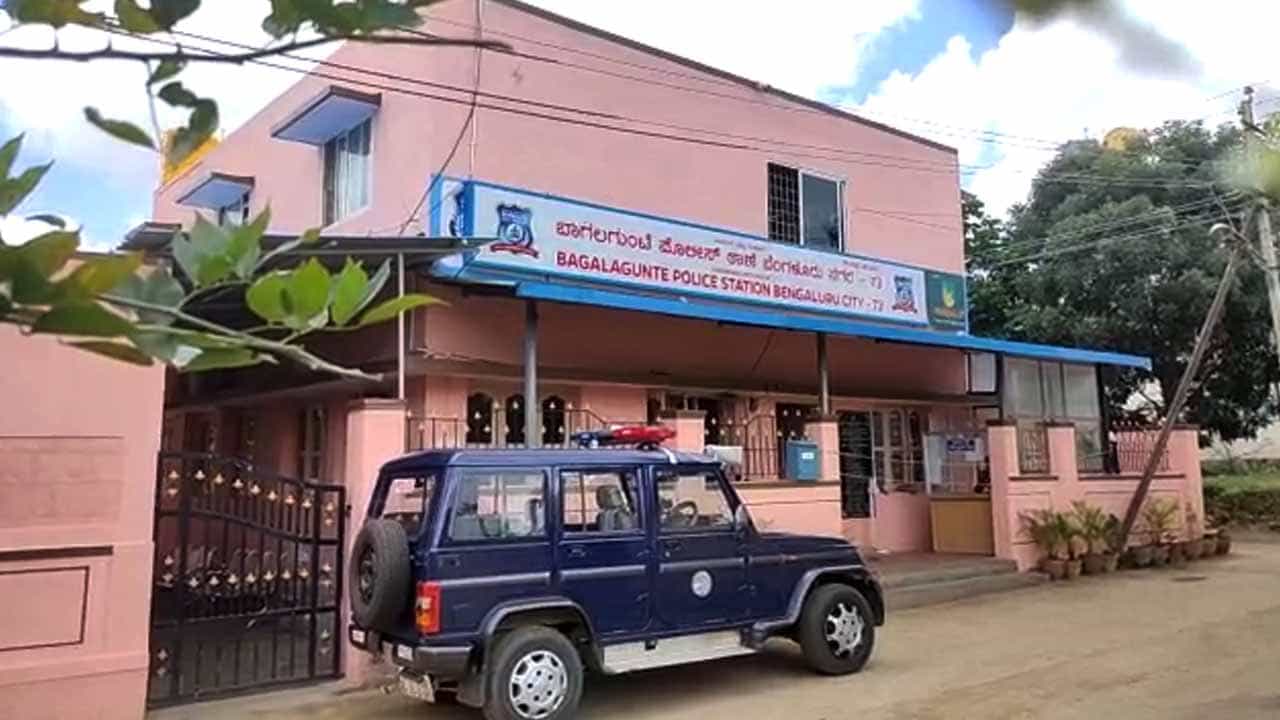 ಬೆಂಗಳೂರಿನಲ್ಲಿ ಮನೆಯ ಕಿಟಕಿ ಕಂಬಿ ಕತ್ತರಿಸಿ 19 ಲಕ್ಷ ಬೆಲೆಬಾಳುವ ಚಿನ್ನಾಭರಣ ಕಳ್ಳತನ ಬೆಂಗಳೂರಿನಲ್ಲಿ ಮನೆಯ ಕಿಟಕಿ ಕಂಬಿ ಕತ್ತರಿಸಿ 19 ಲಕ್ಷ ಬೆಲೆಬಾಳುವ ಚಿನ್ನಾಭರಣ ಕಳ್ಳತನ