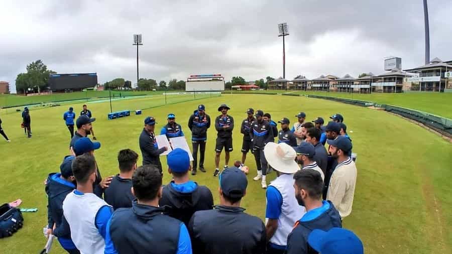 ಭಾರತ ತಂಡ ಪ್ರಸ್ತುತ ದಕ್ಷಿಣ ಆಫ್ರಿಕಾ ಪ್ರವಾಸದಲ್ಲಿದ್ದು ಅಲ್ಲಿ ಮೂರು ಪಂದ್ಯಗಳ ಟೆಸ್ಟ್ ಸರಣಿಯನ್ನು ಆಡಬೇಕಿದೆ. ಈ ಸರಣಿಯು ಡಿಸೆಂಬರ್ 26 ರಿಂದ ಪ್ರಾರಂಭವಾಗಲಿದೆ. ಈ ಪ್ರವಾಸದ ಆರಂಭಕ್ಕೂ ಮುನ್ನ ಭಾರತೀಯ ಕ್ರಿಕೆಟ್ನಲ್ಲಿ ಹಲವು ಘಟನೆಗಳು ನಡೆದಿವೆ. ಇದರಲ್ಲಿ ಕೊಹ್ಲಿ-ರೋಹಿತ್ ನಡುವಿನ ಭಿನ್ನಾಭಿಪ್ರಾಯ ಮತ್ತು ನಂತರ ಕೊಹ್ಲಿ-ಬಿಸಿಸಿಐ ನಡುವಿನ ವಿವಾದದ ಸುದ್ದಿ ಮುನ್ನೆಲೆಗೆ ಬಂದಿತ್ತು. ಇದೆಲ್ಲದರ ನಡುವೆ ಟೀಂ ಇಂಡಿಯಾ ದಕ್ಷಿಣ ಆಫ್ರಿಕಾ ತಲುಪಿದ್ದು, ಅಲ್ಲಿನ ಕಠಿಣ ಸವಾಲಿಗೆ ಸಜ್ಜಾಗಿದೆ. ಆದಾಗ್ಯೂ, ಸರಣಿಯ ಆರಂಭದ ಮೊದಲು, ತಂಡದ ಕೆಲವು ಆಟಗಾರರು ಹೊಸ ಕೋಚ್ ರಾಹುಲ್ ದ್ರಾವಿಡ್ ಅವರೊಂದಿಗೆ ಮೋಜು ಮಸ್ತಿಯಲ್ಲಿ ತೊಡಗಿದ್ದಾರೆ.